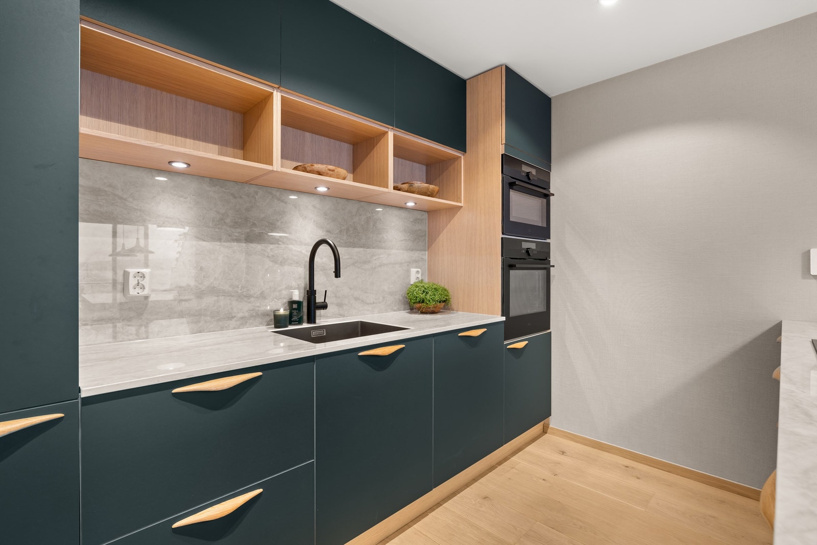 Godt med skap- og benkeplass. Galleribilde