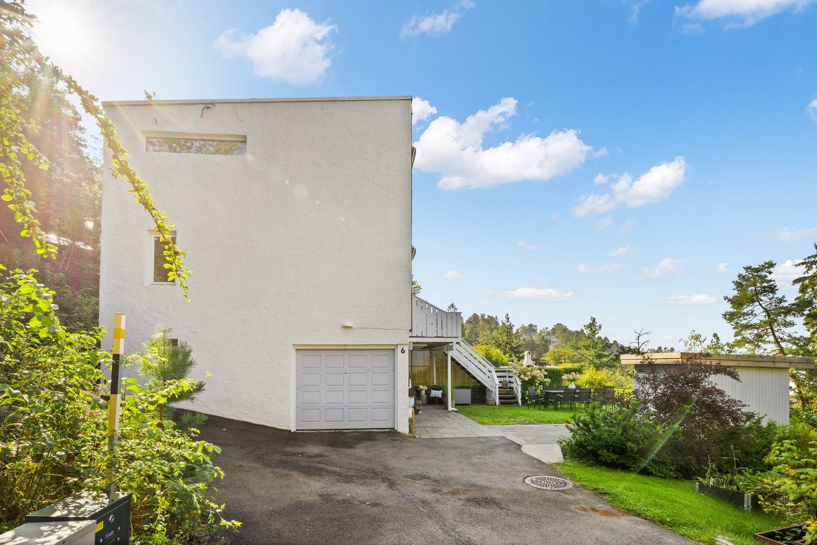 Garasje integrert i boligens underetasje. Galleribilde