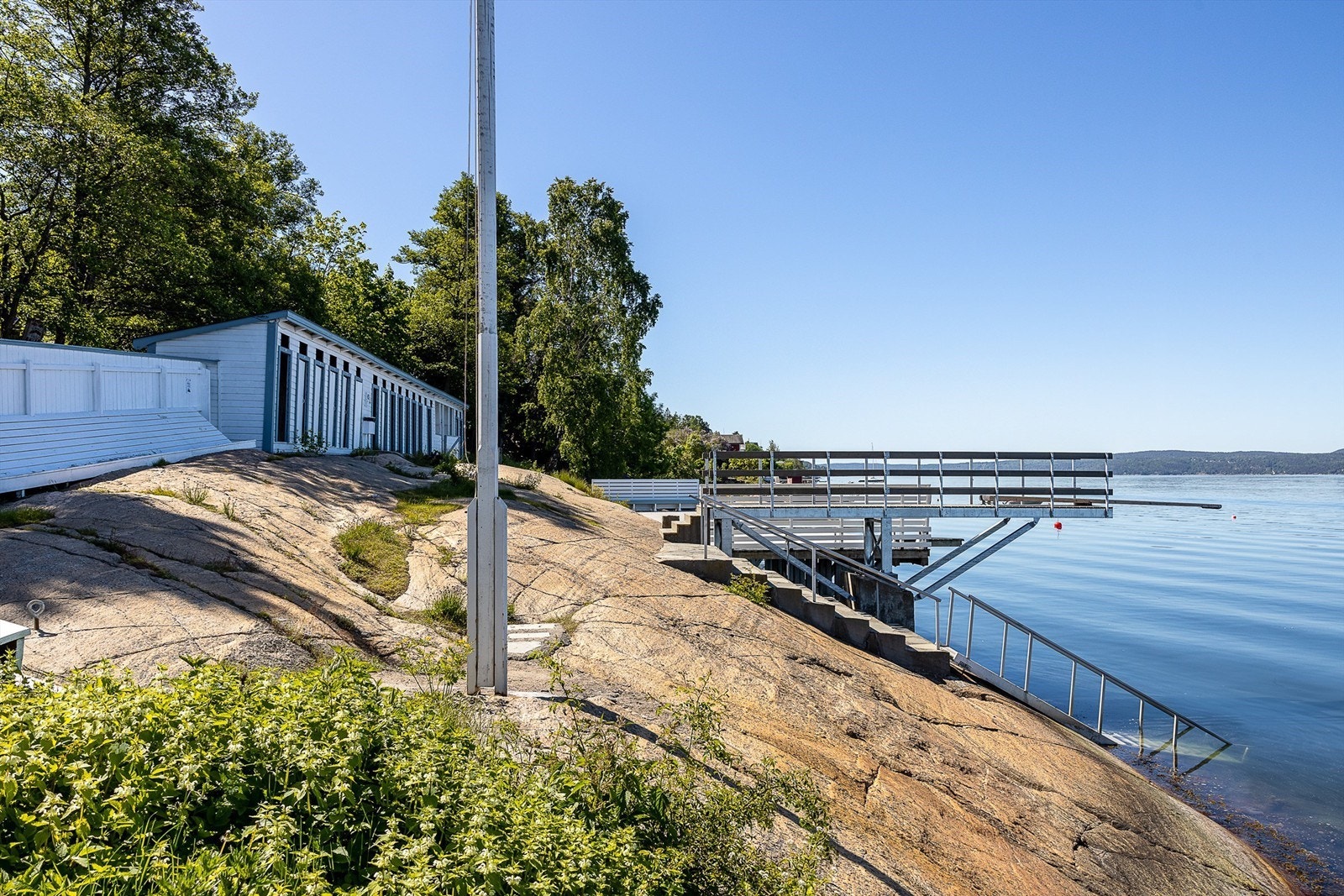 Kun noen få meter å gå ned til Ljansbadet (privat badeplass ved innmelding i Ljans Vel). Via Vellet er det også mulighet for båtplass eller bøye om ledig Galleribilde