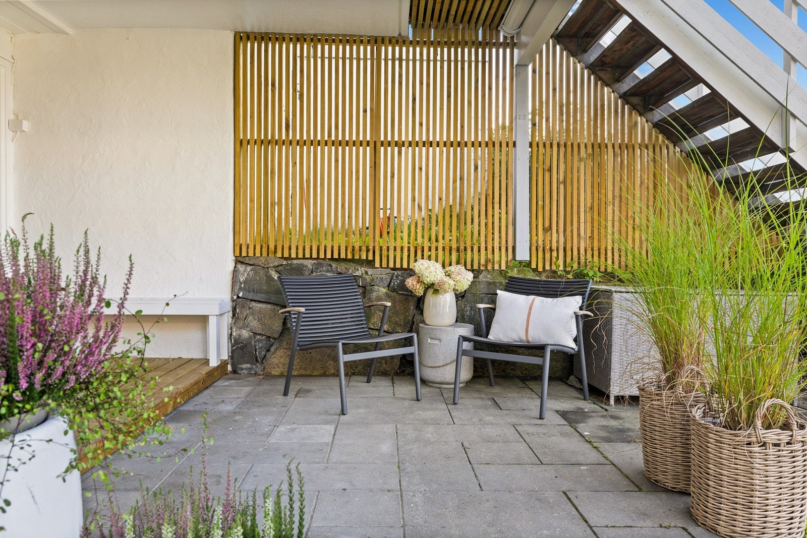 Uteplass i forbindelse med inngangspartiet. Galleribilde