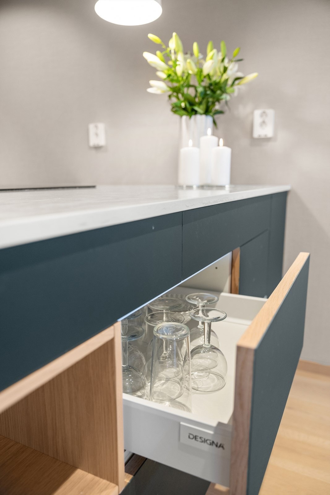 Kjøkkenøyen har skuffeseksjoner både mot kjøkken og mot spisestuen. Galleribilde