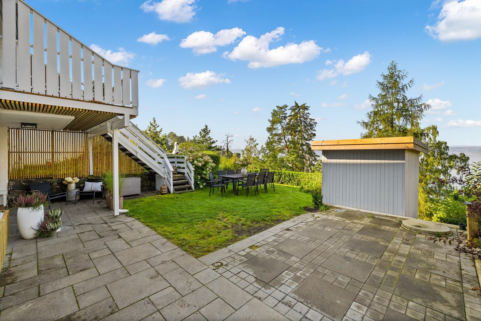 Biloppstillingsplass og utebod. Galleribilde