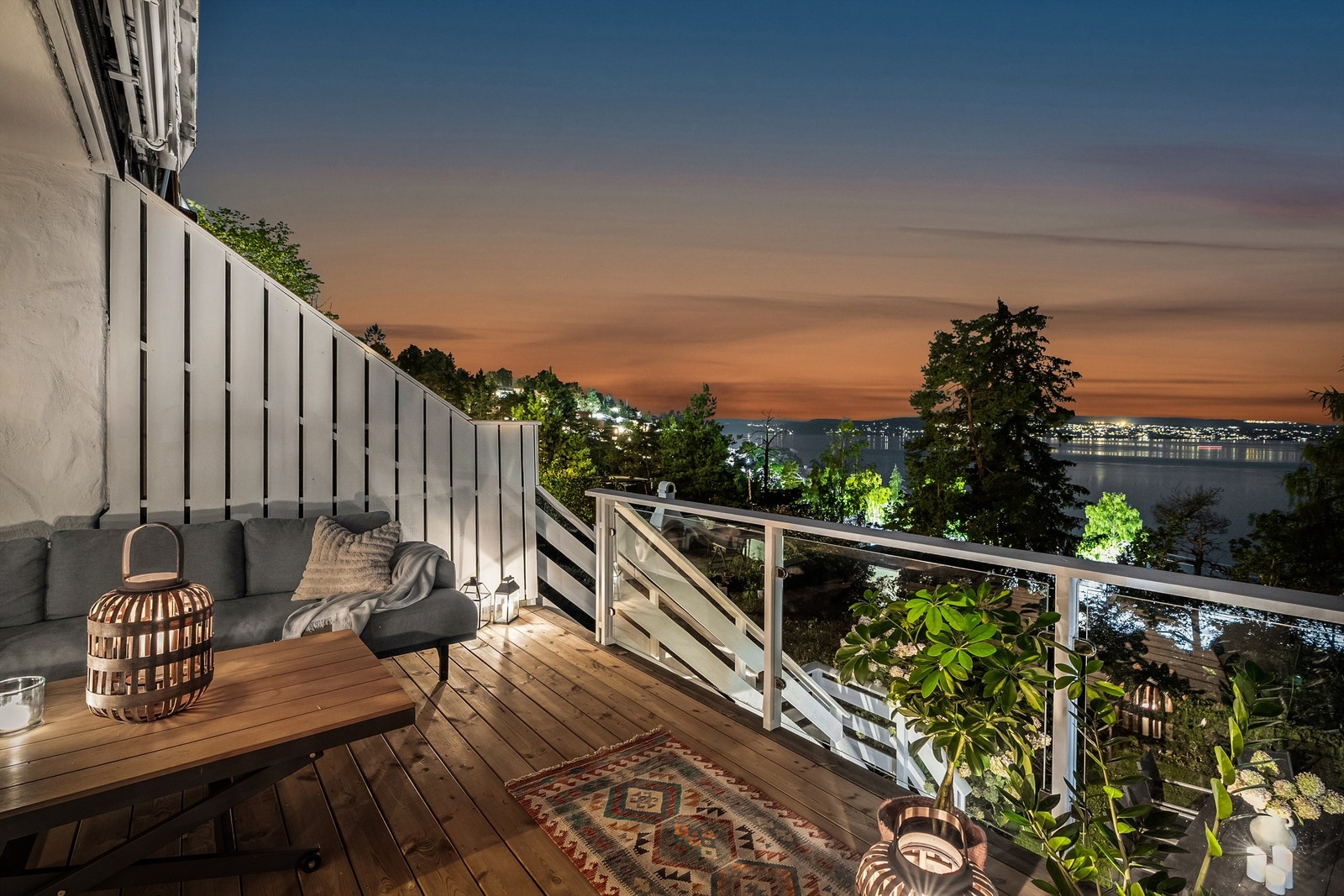 Stor, solrik terrasse med flott fjordutsikt. Galleribilde