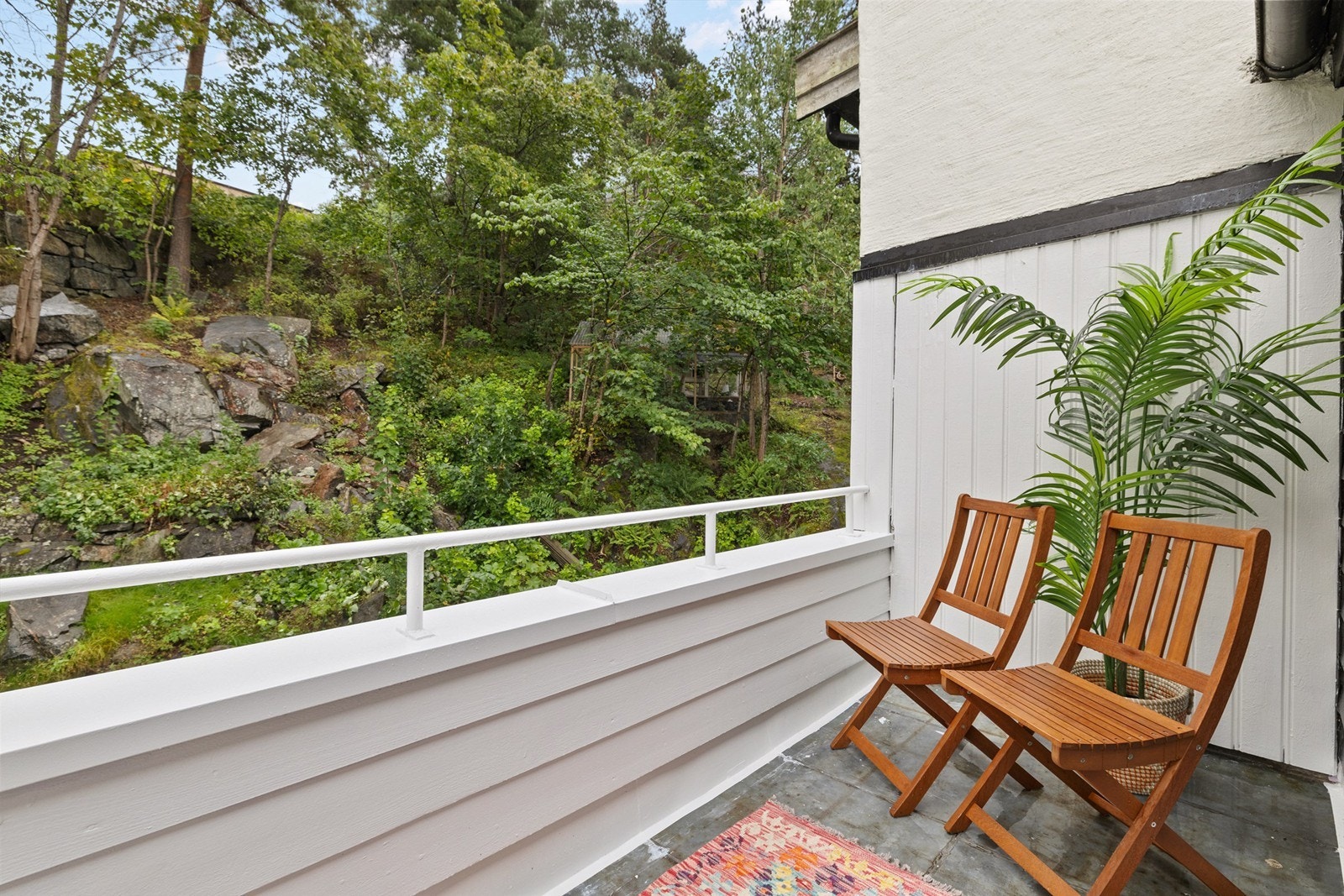 Balkong med utgang fra 2. etasje hvor morgensolen kan nytes. Galleribilde