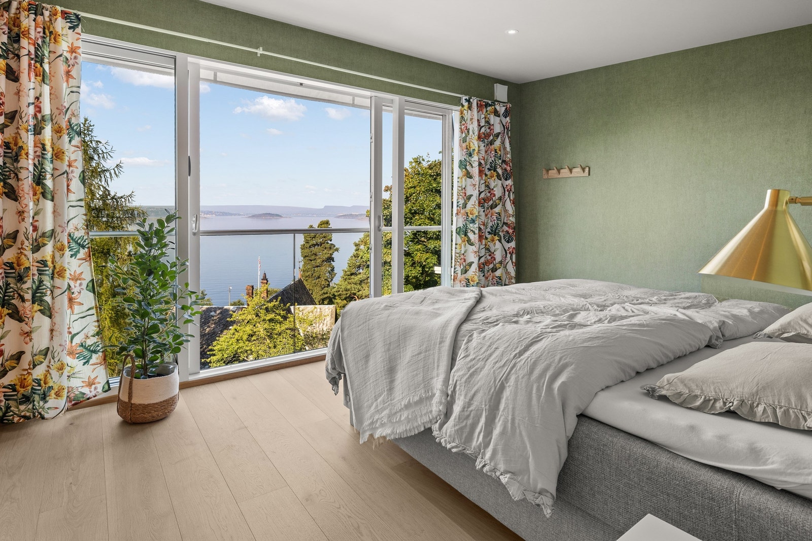 Hovedsoverommet har "Fransk balkong" med nydelig fjordutsikt. Galleribilde