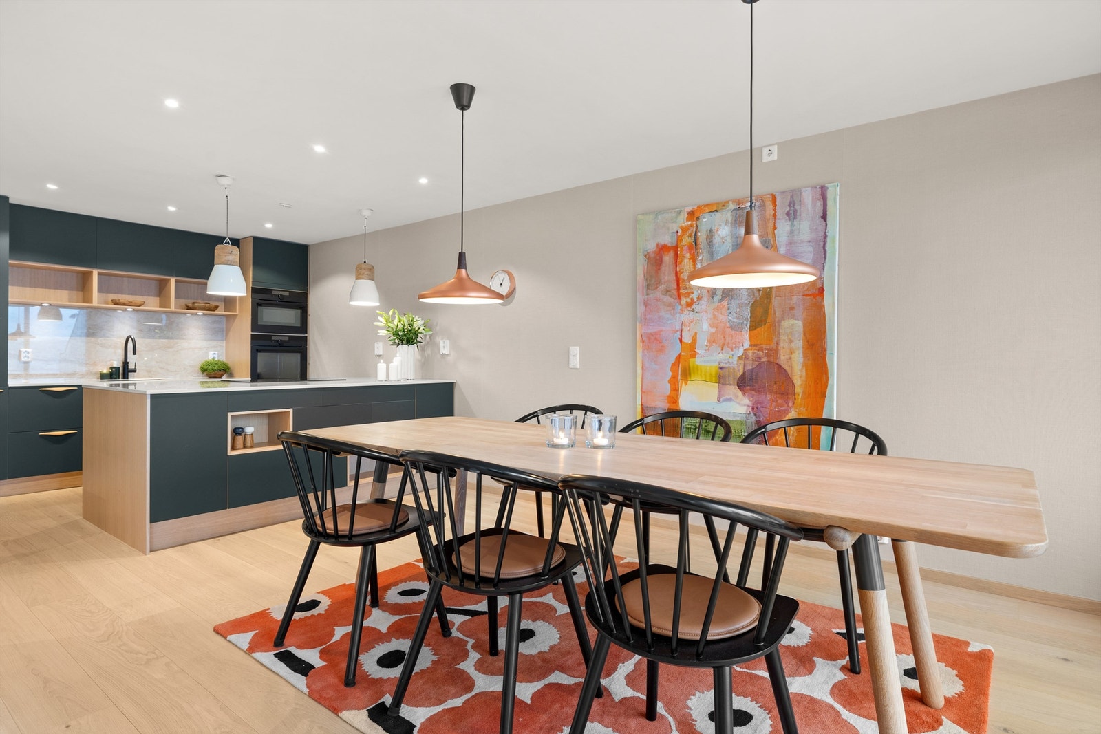 Spisestue mot kjøkken. Galleribilde