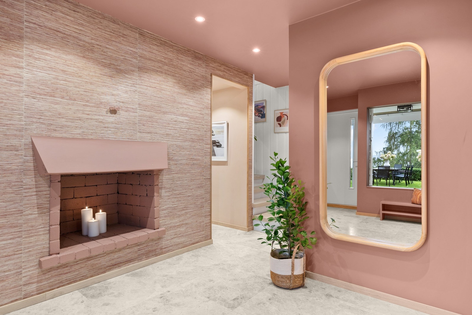 Hall/stue i u. etasjen. Galleribilde