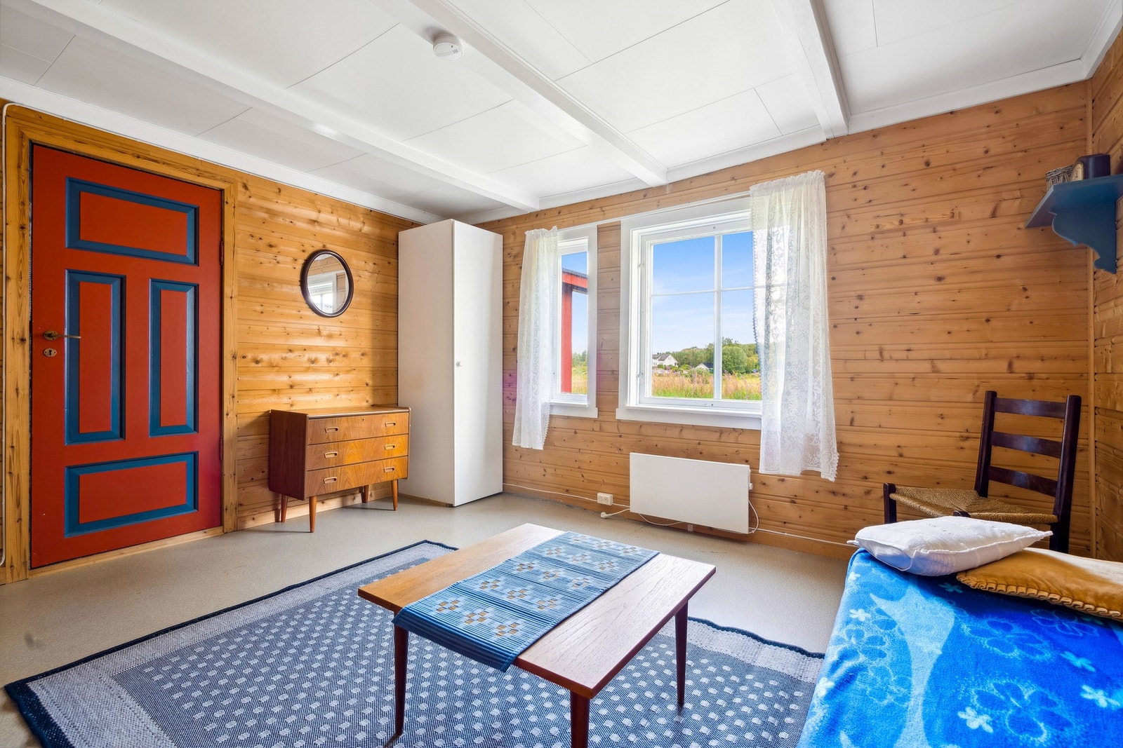 Soverom i 1.etasje er av god størrelse, med plass til oppbevaring Galleribilde