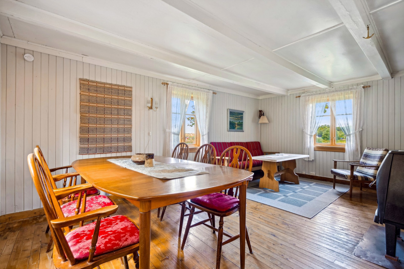 En romslig og åpen stue med nok plass til hele familien Galleribilde