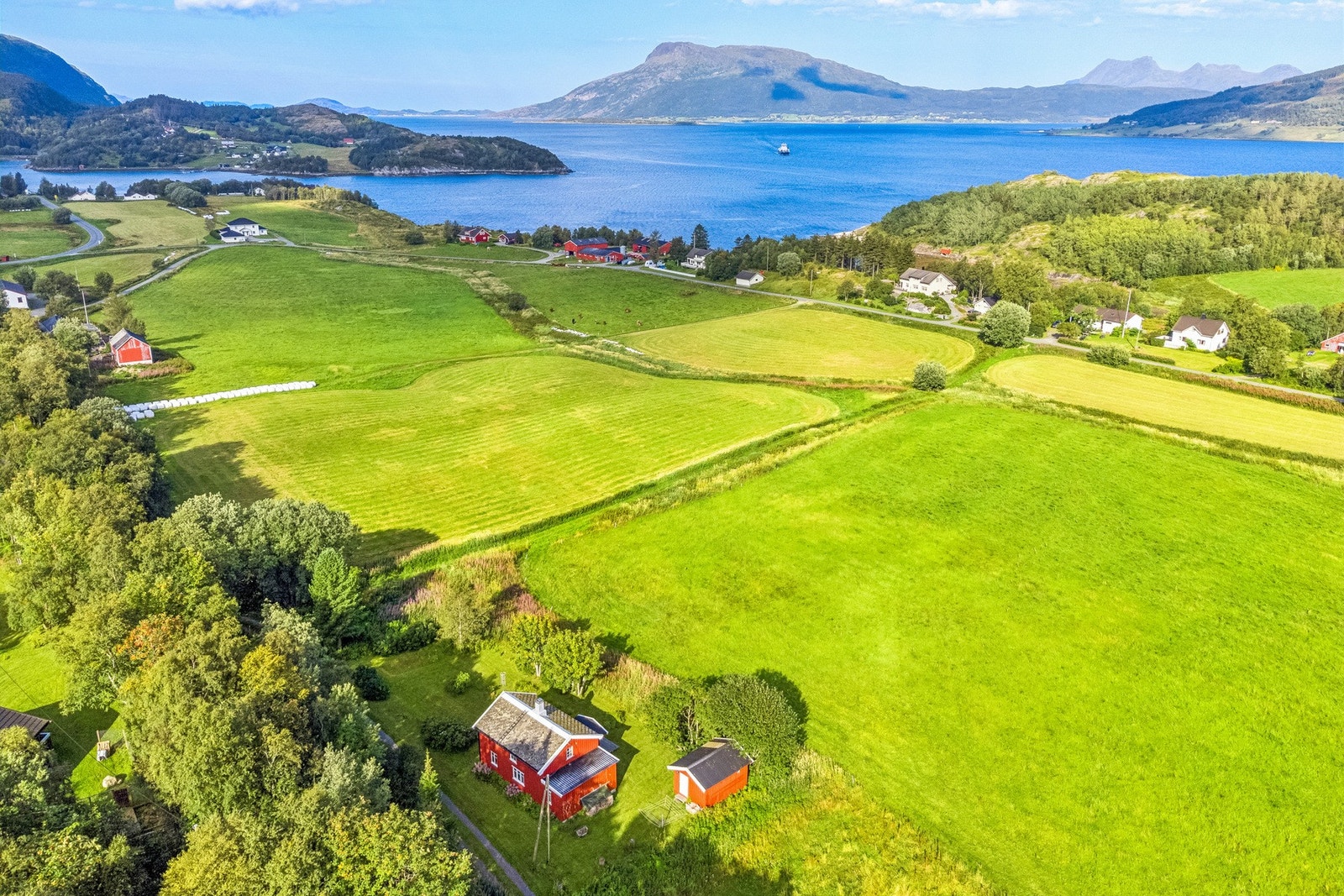 Området byr på utmerkede fiskemuligheter og flotte tur- og rekreasjonsområder i umiddelbar nærhet Galleribilde