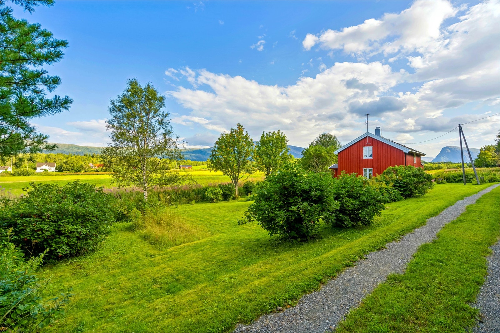 Ytterveggene er av tømmer og tekket med stående kledning. Det er malte vinduer med koblet glass Galleribilde