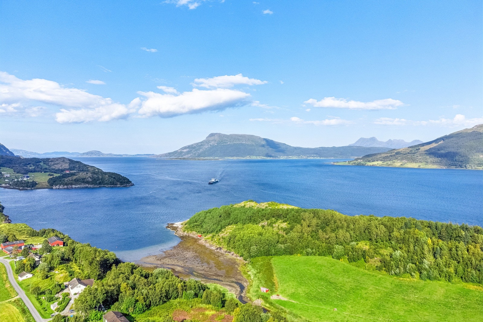 Fritidseiendommen ligger idyllisk til i Leirfjord kommune, like ved Levang fergeleie Galleribilde