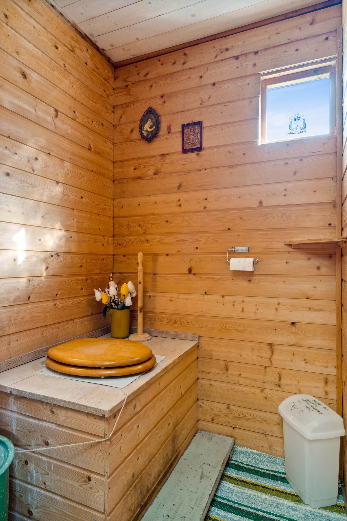 Utedoen finner vi i uthuset Galleribilde