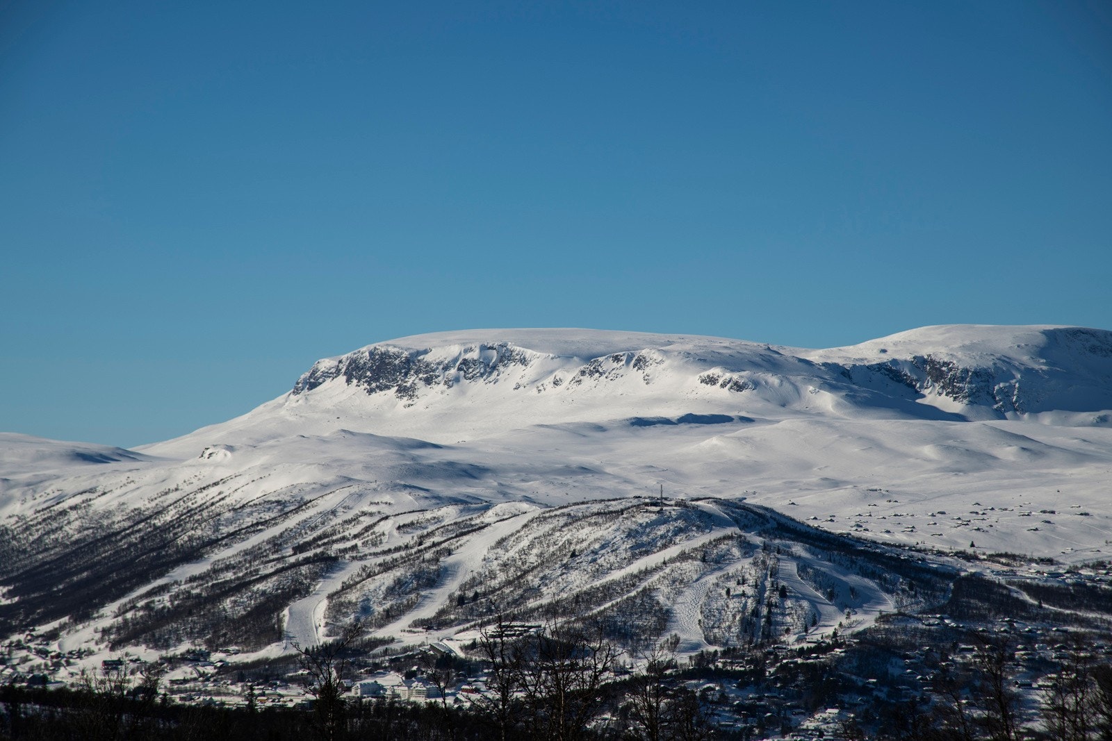 Fantastisk utsikt mot majestetiske Hallingskarvet bak Geilo Galleribilde