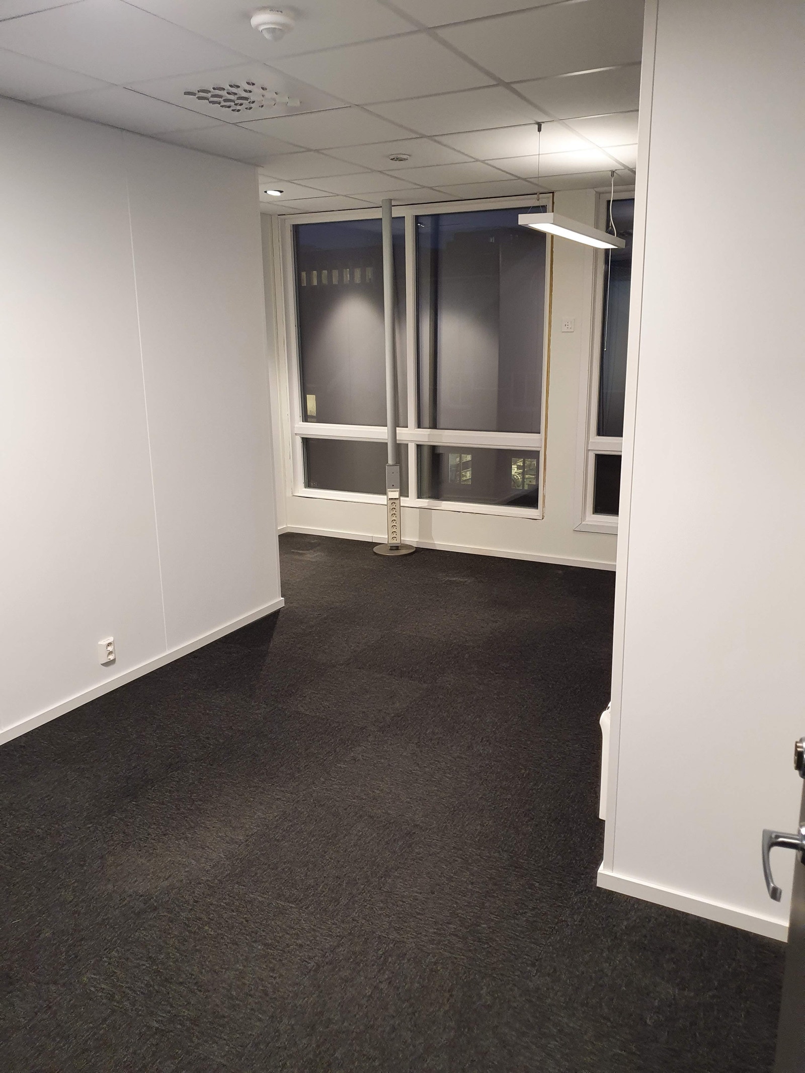 Store lyse kontorer med mye lys Galleribilde