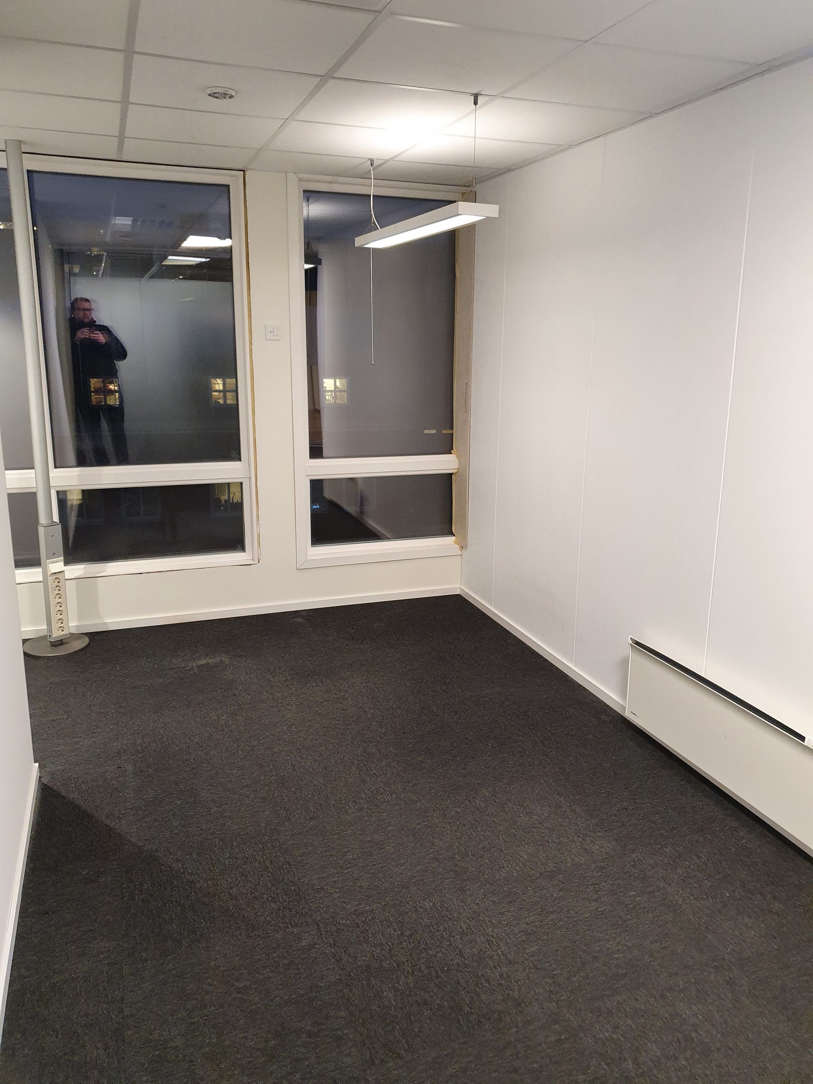 Store lyse kontorer med mye lys Galleribilde