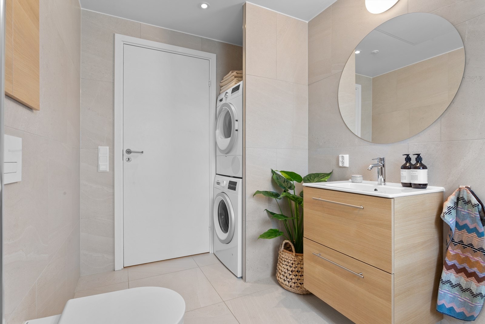 Flislagt gulv med varmekabler, samt downlights. Opplegg for vaskemaskin/tørketrommel Galleribilde