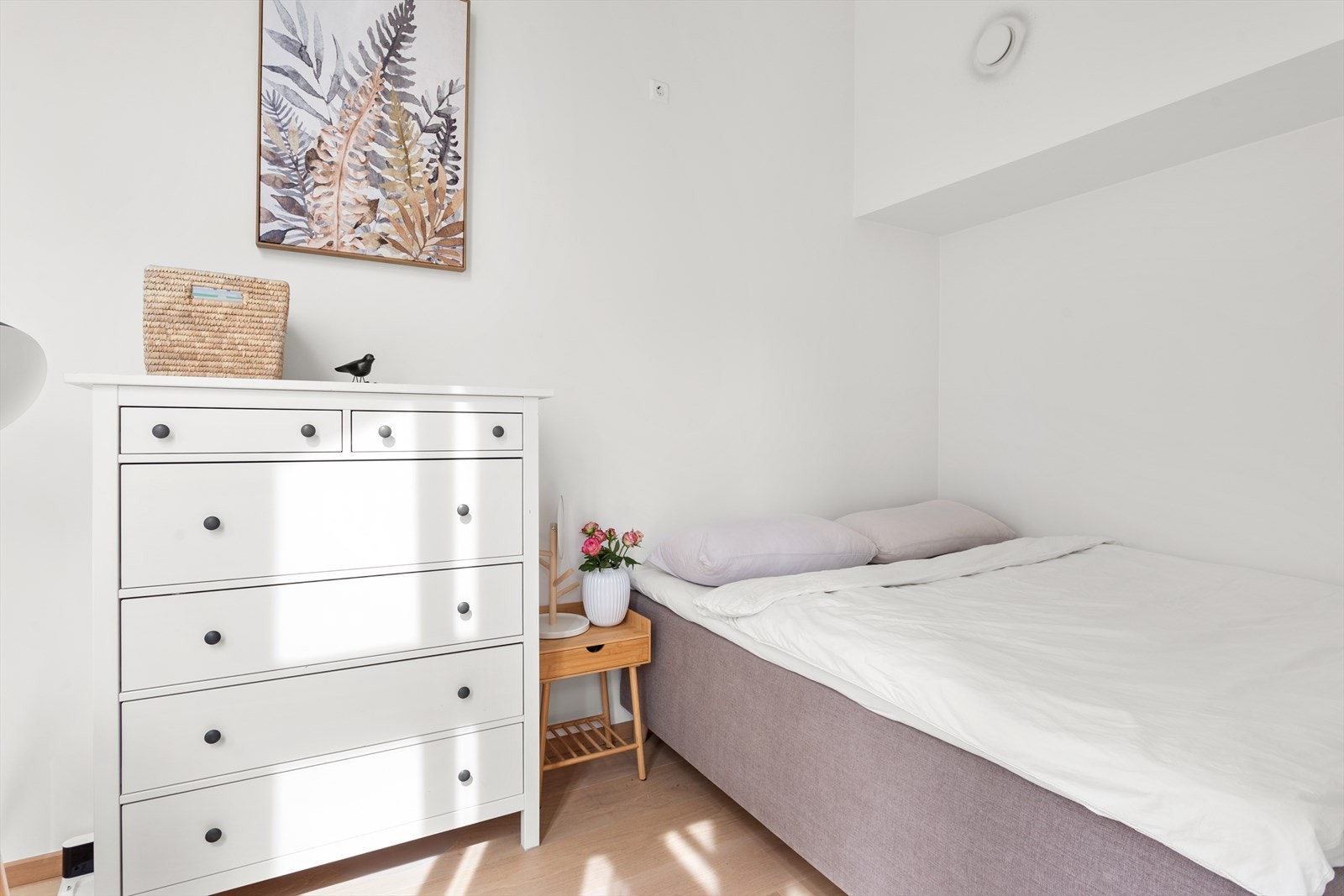 Soverom 2 med generøs takhøyde og flere vinduer. Mulighet for hems Galleribilde