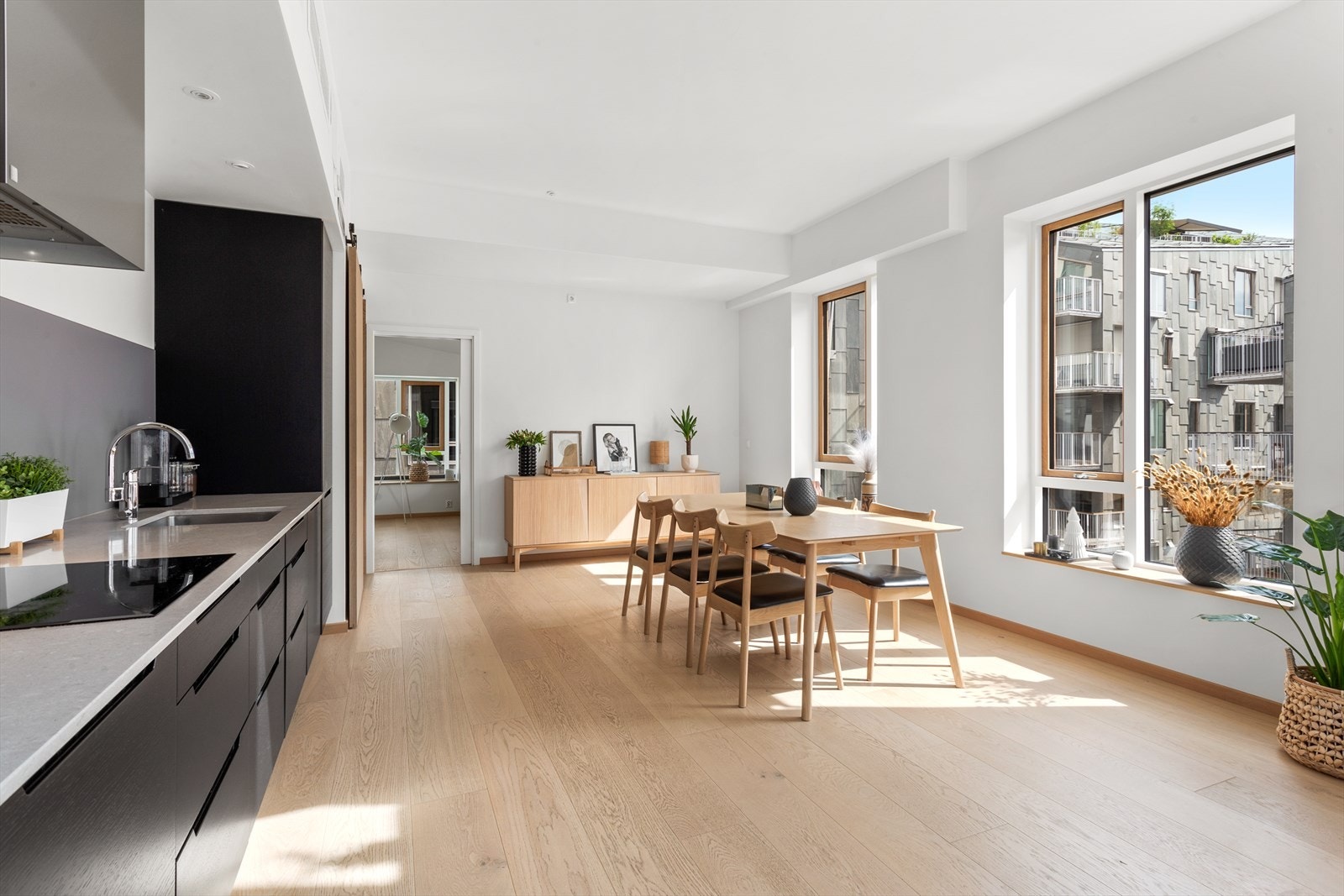 Rikelig med plass til spisebord for hele familien og større sosiale sammenkomster Galleribilde