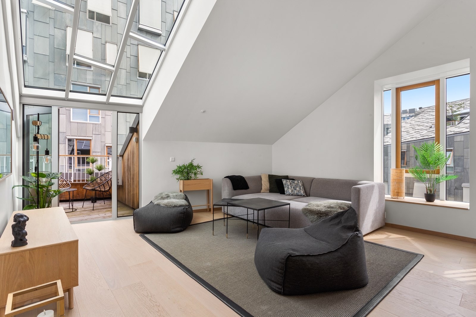 Stilig loftstue med rikelig naturlig lysinnslipp og god takhøyde Galleribilde