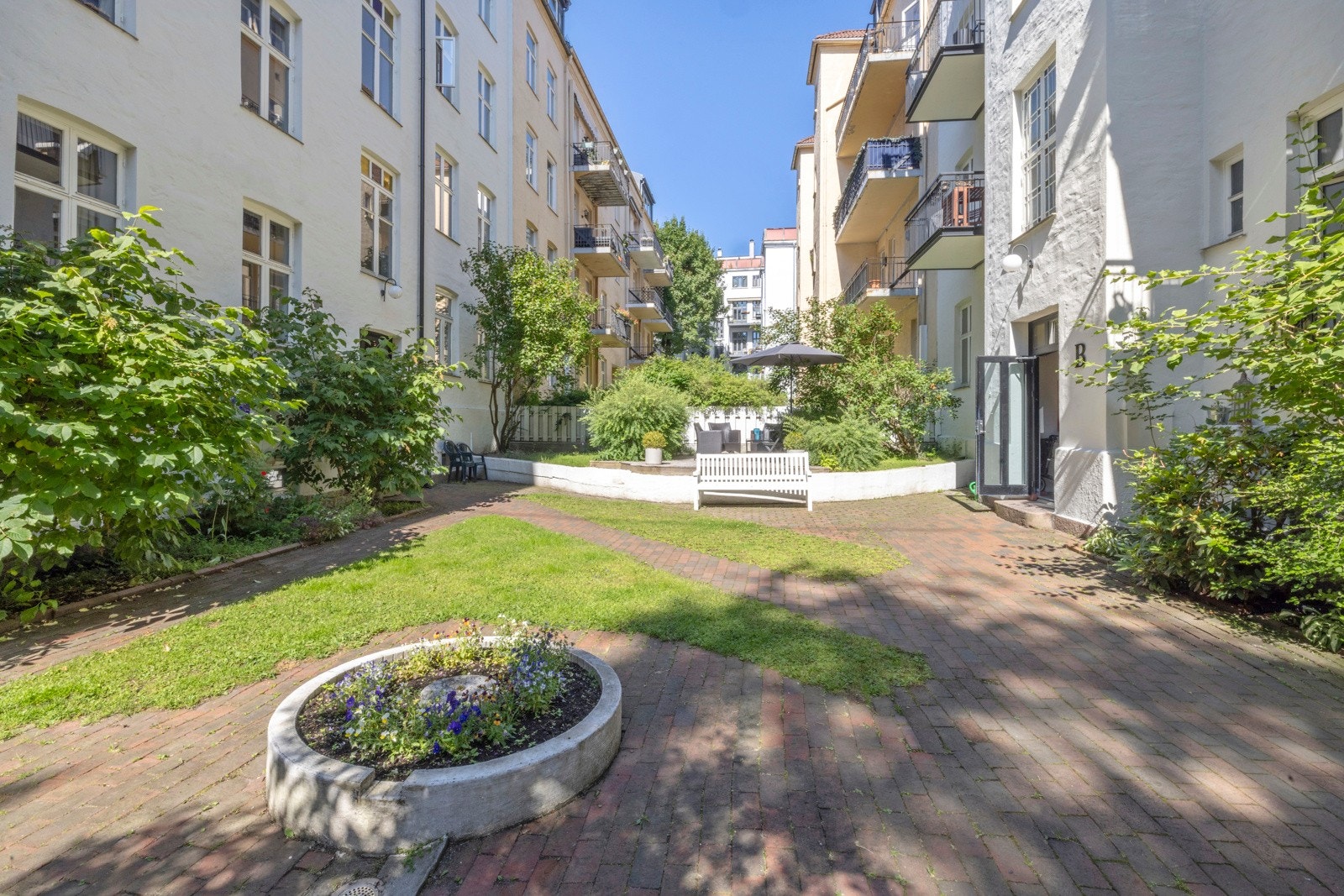 Pen bakhage med tilhørende utemøbler hvor du kan nyte pene sommerdager. Galleribilde