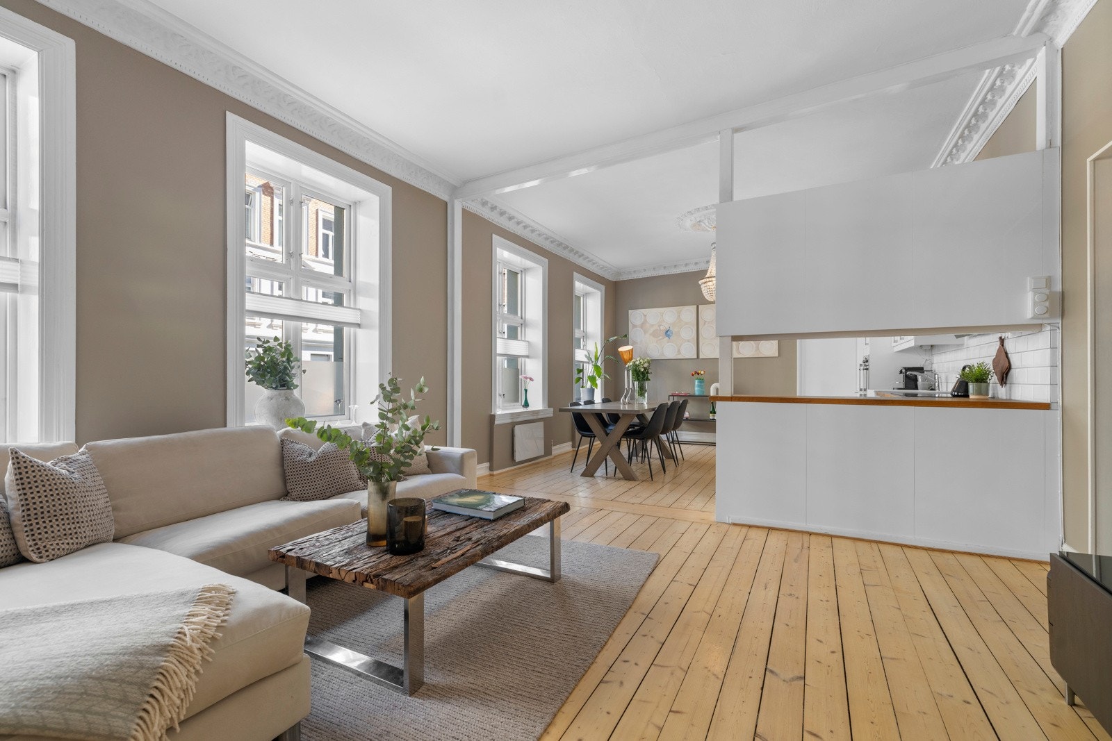 Stuen ligger i en åpen løsning mot kjøkkenet. Galleribilde