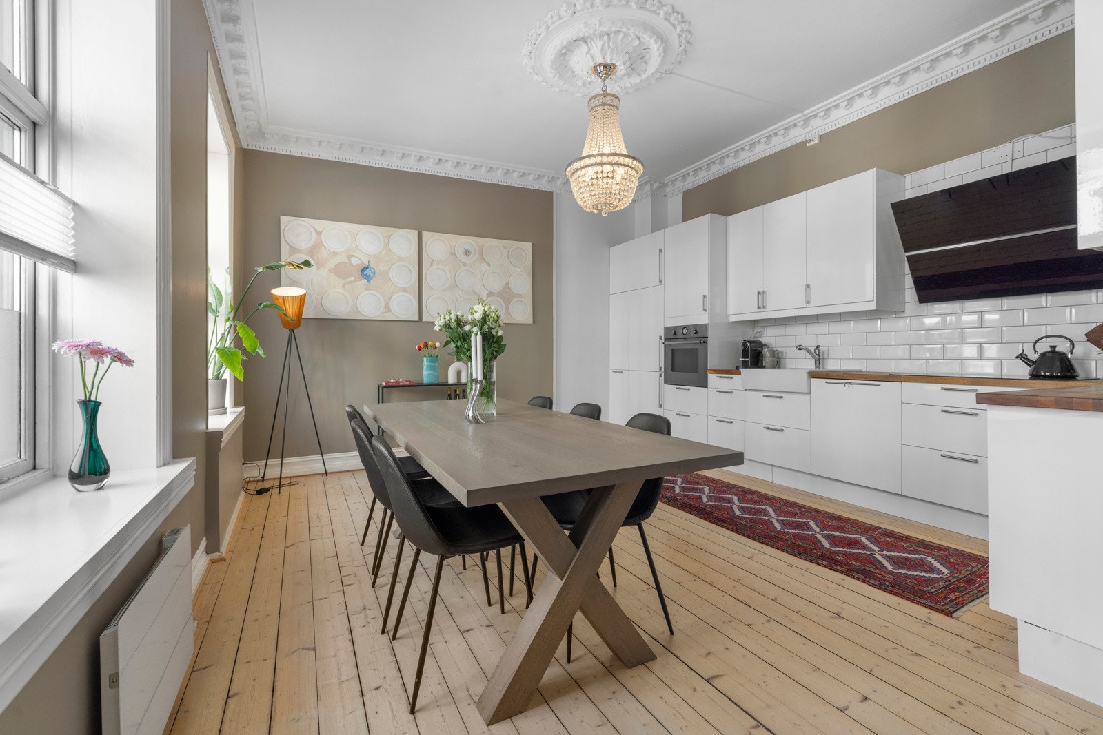 Stilren kjøkkeninnredning fra 2010 med god plass til spisebord som gir en sosial tilnærming til matlagingen. Galleribilde