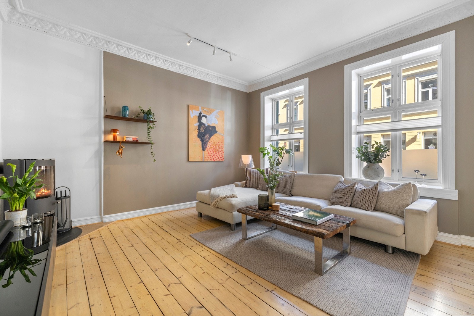 Store har flotte originale tregulv og store vindusflater som slipper inn rikelig med sollys Galleribilde