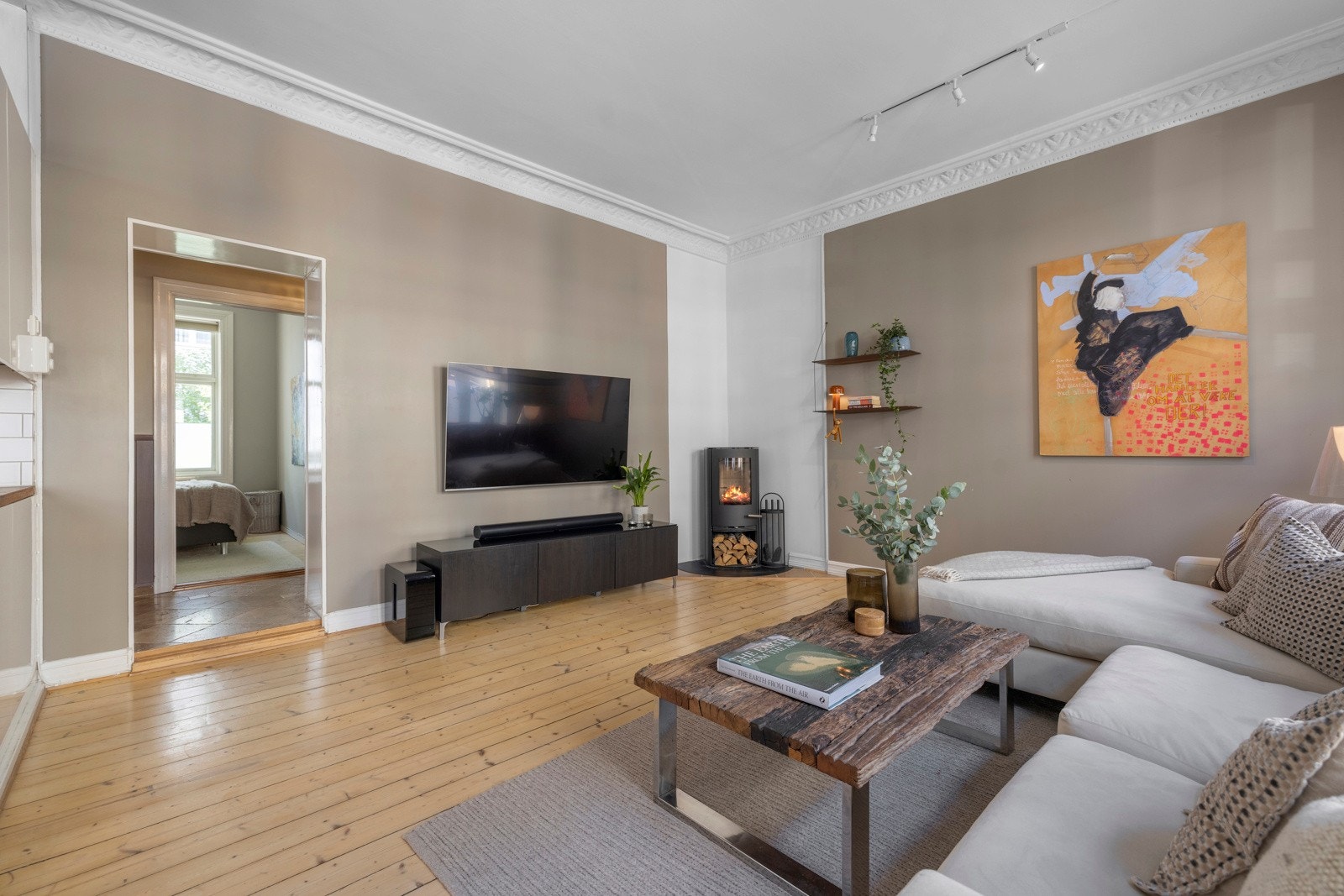 Stuen har en generøs takhøyde på ca. 3m som bidrar til en luftig og god romfølelse. Galleribilde