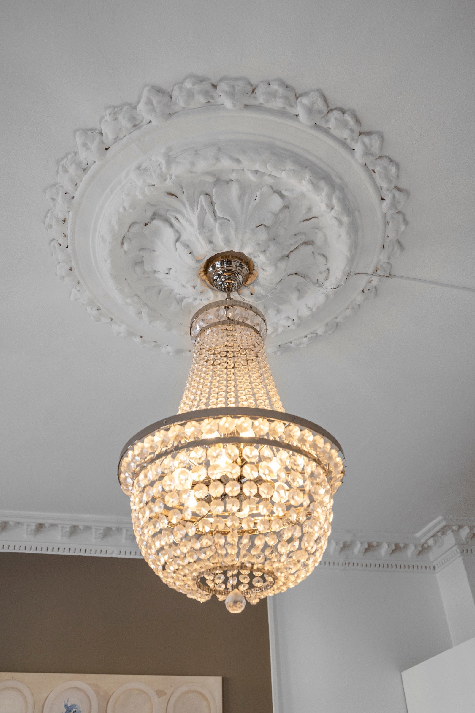 Lekkert med sine klassiske detaljer som stukkatur og takrosett i tak. Galleribilde