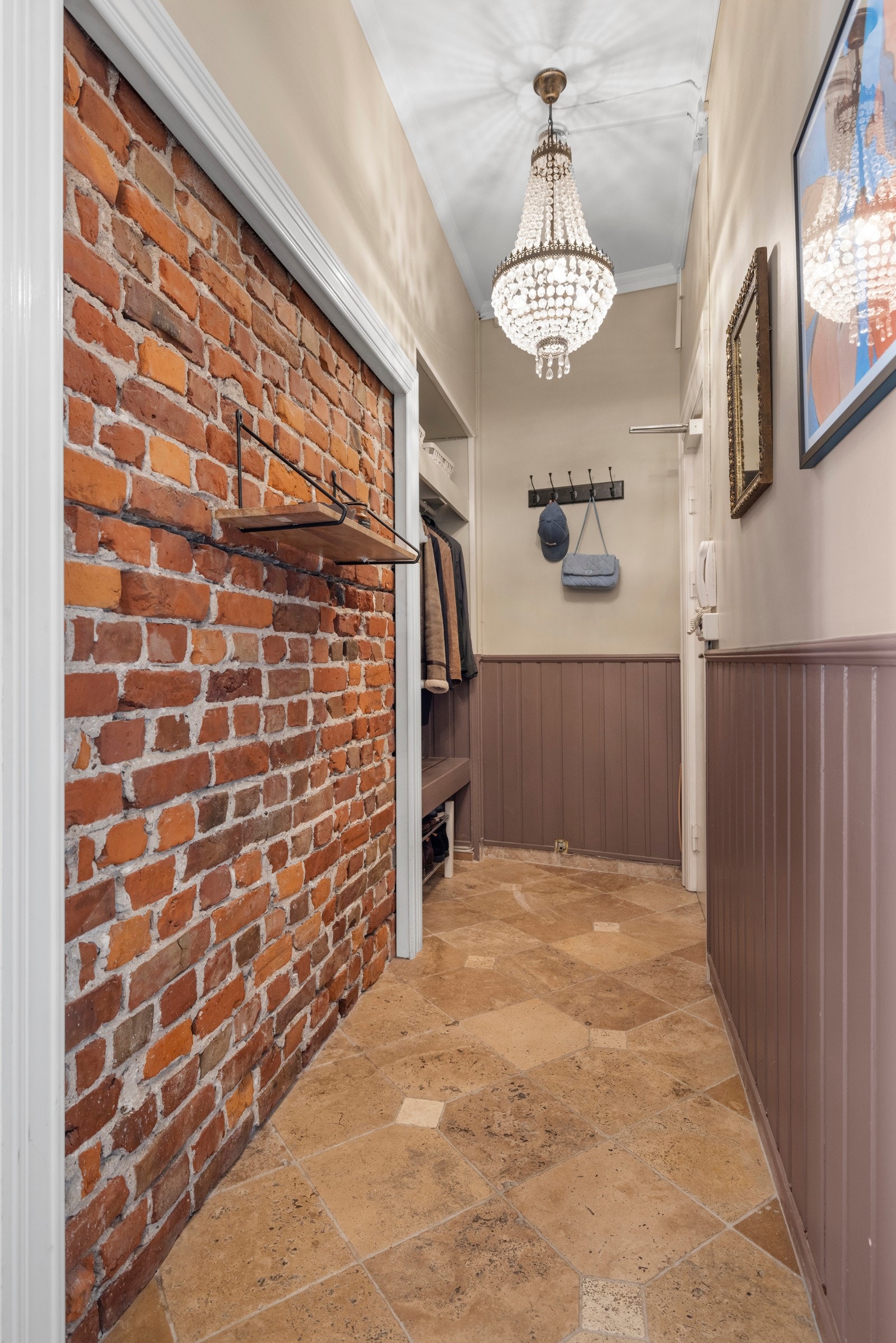 Hyggelig inngangsparti som gir et godt inntrykk av hva boligen har å by på. Galleribilde