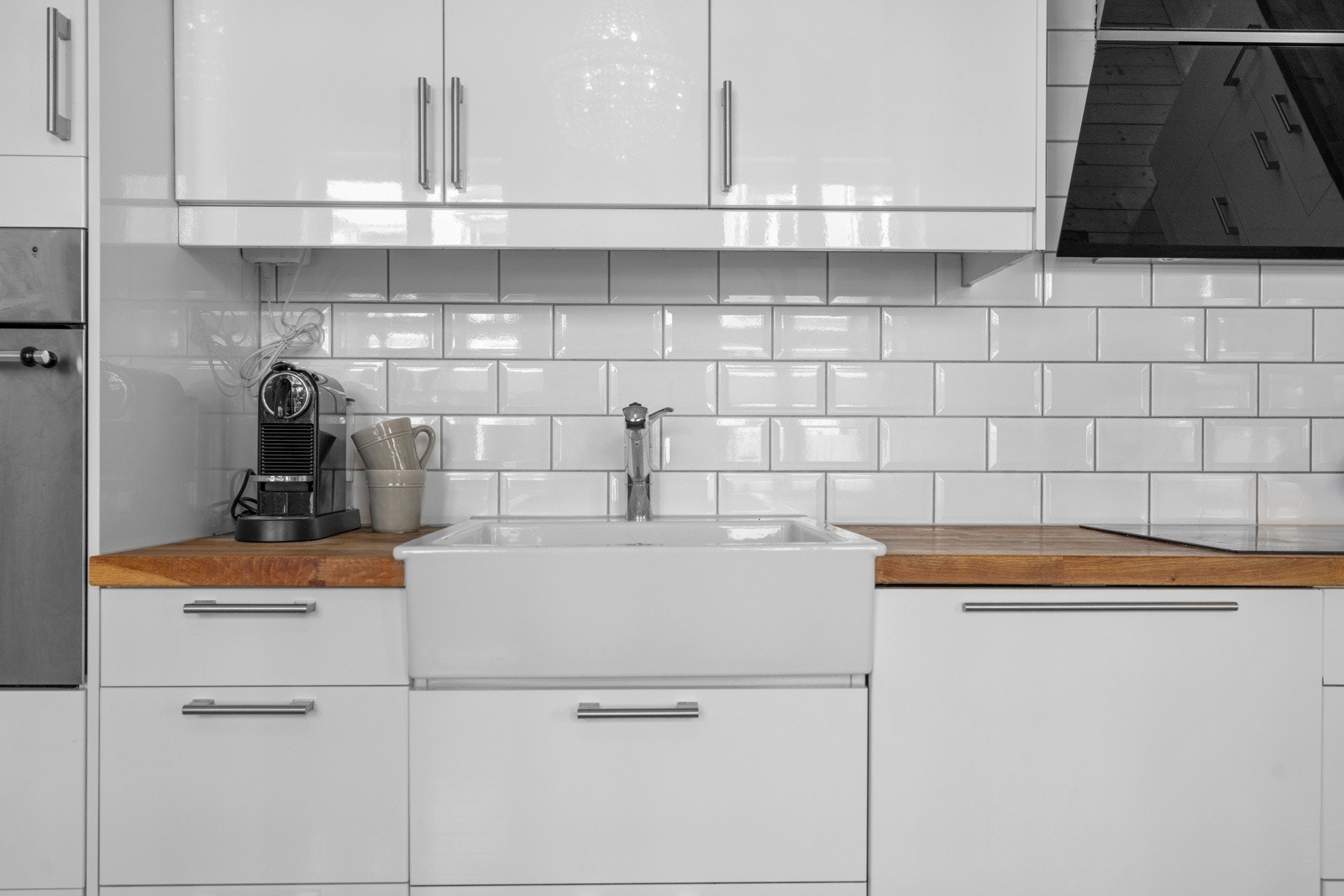 Kjøkkeninnredningen består av benkeplate i heltre med nedfelt kum i porselen hvor det er Integrert platetopp, stekeovn, oppvaskmaskin og kjøle/fryseskap. Galleribilde