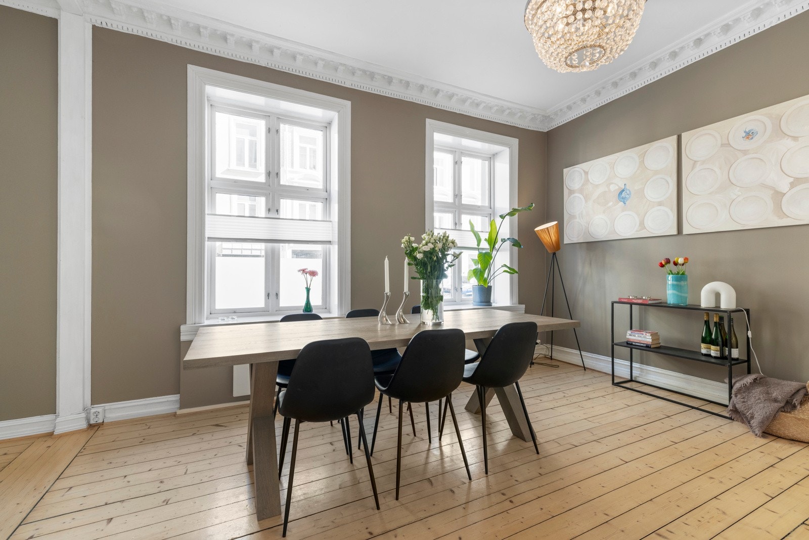 Leiligheten ligger fint til i en høy 1. etasje. Galleribilde