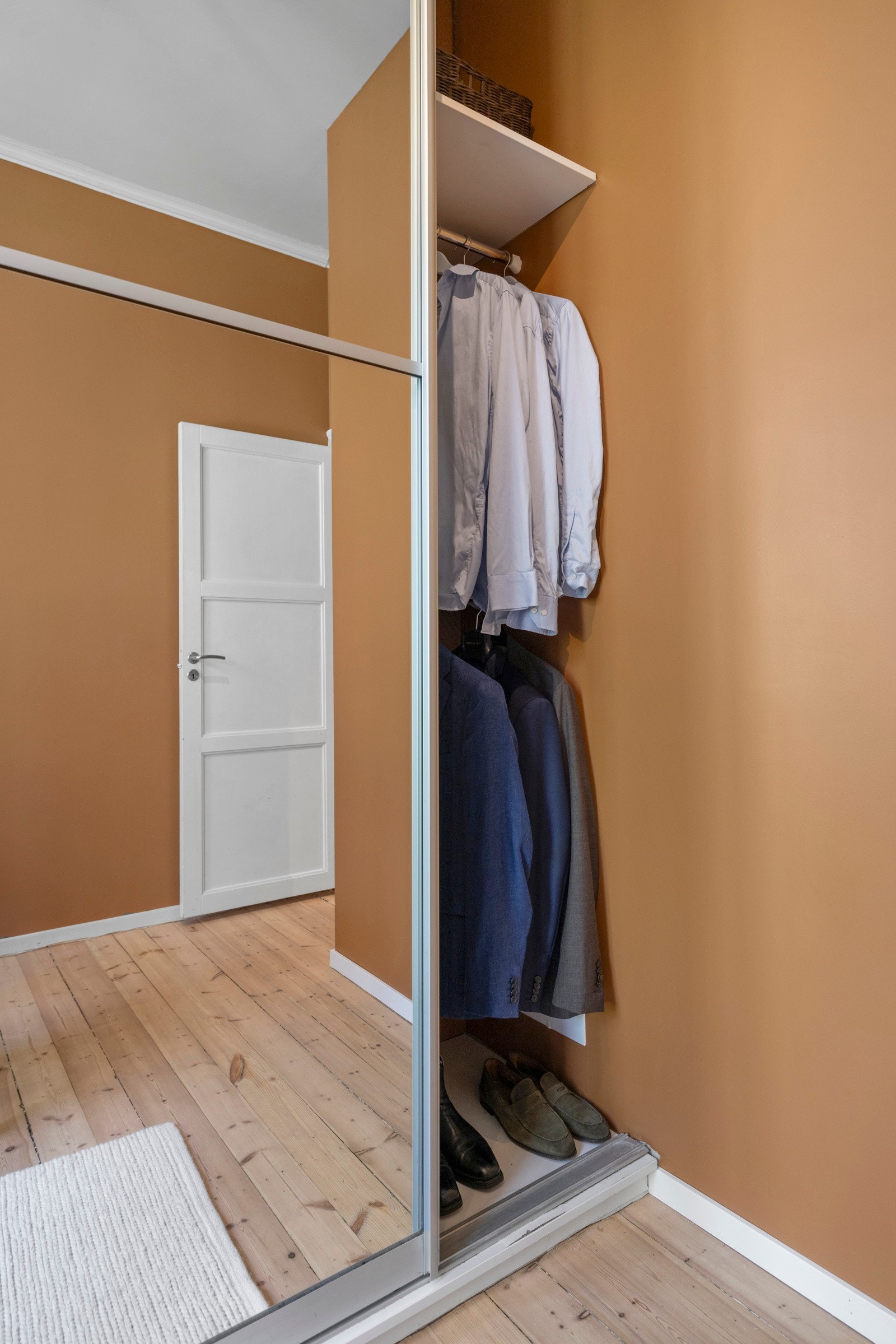 Rommet har rikelig med oppbevaringsmuligheter som stor skyvedørsgarderobe langs den ene veggen, komplett med speil og garderobenisje. Galleribilde