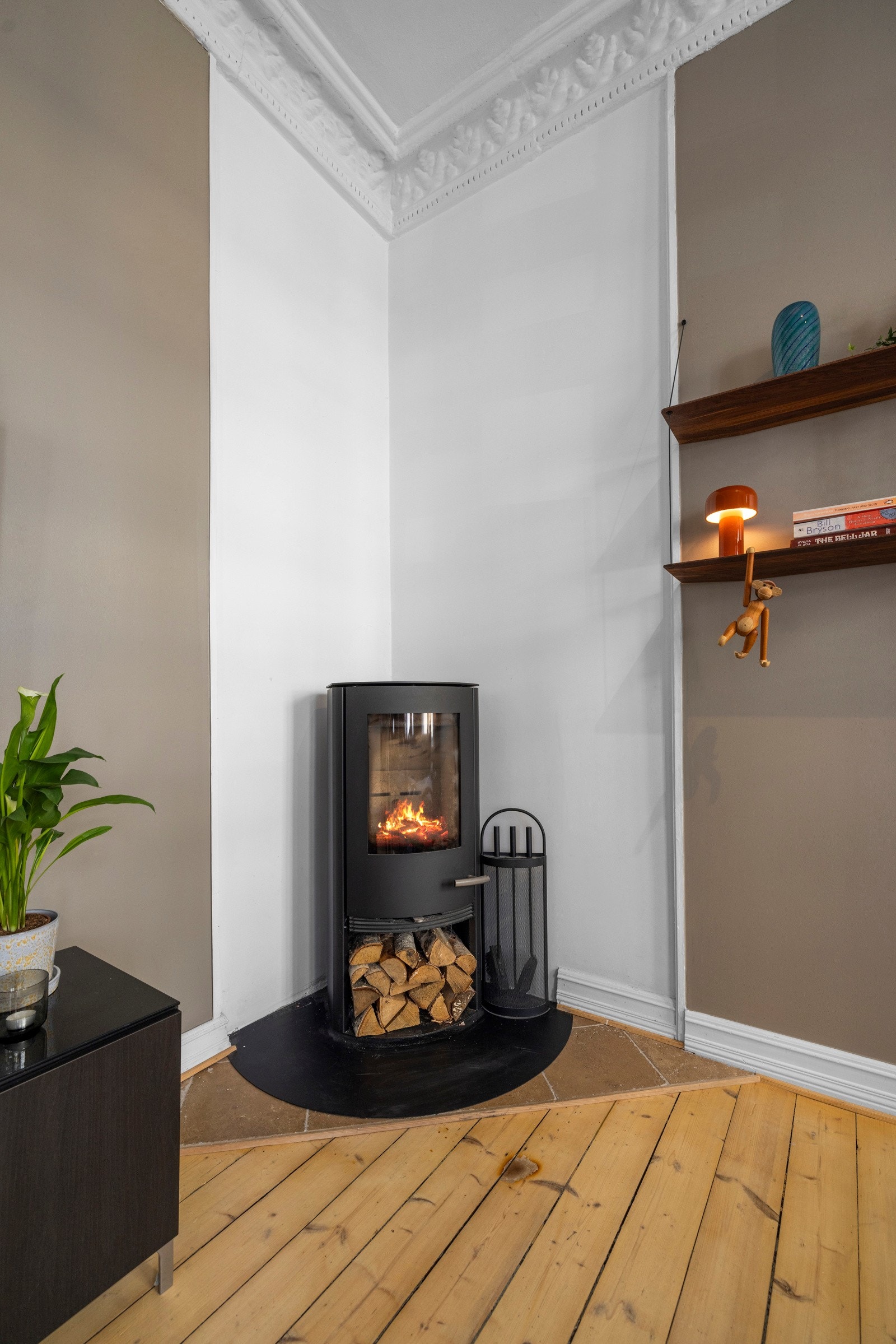 Montert peisovn som bidrar til en helhetlig og innbydende stue. Galleribilde