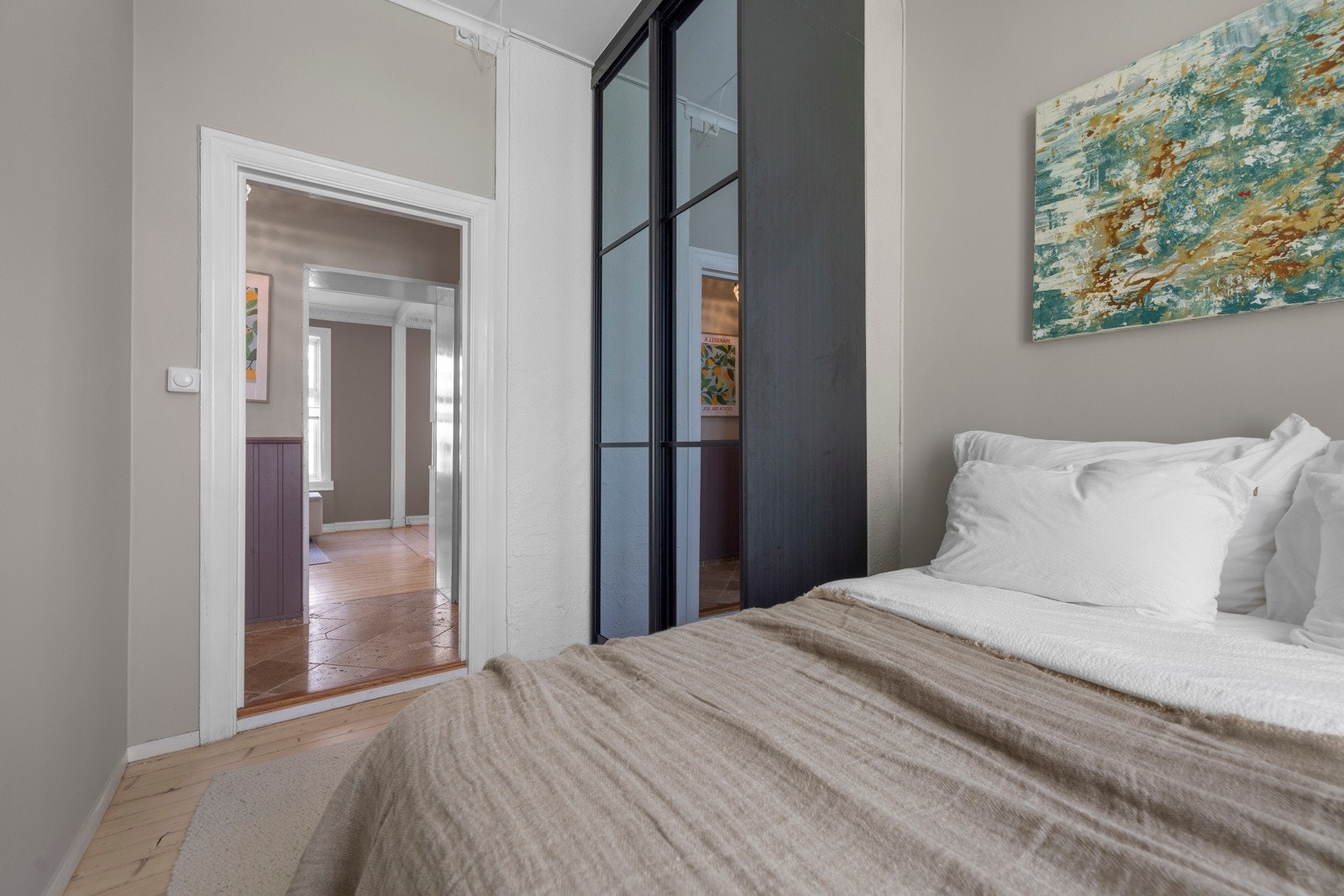 Rikelig med oppbevaringsplass i en romslig skyvedørsgarderobe med tilhørende speil. Galleribilde