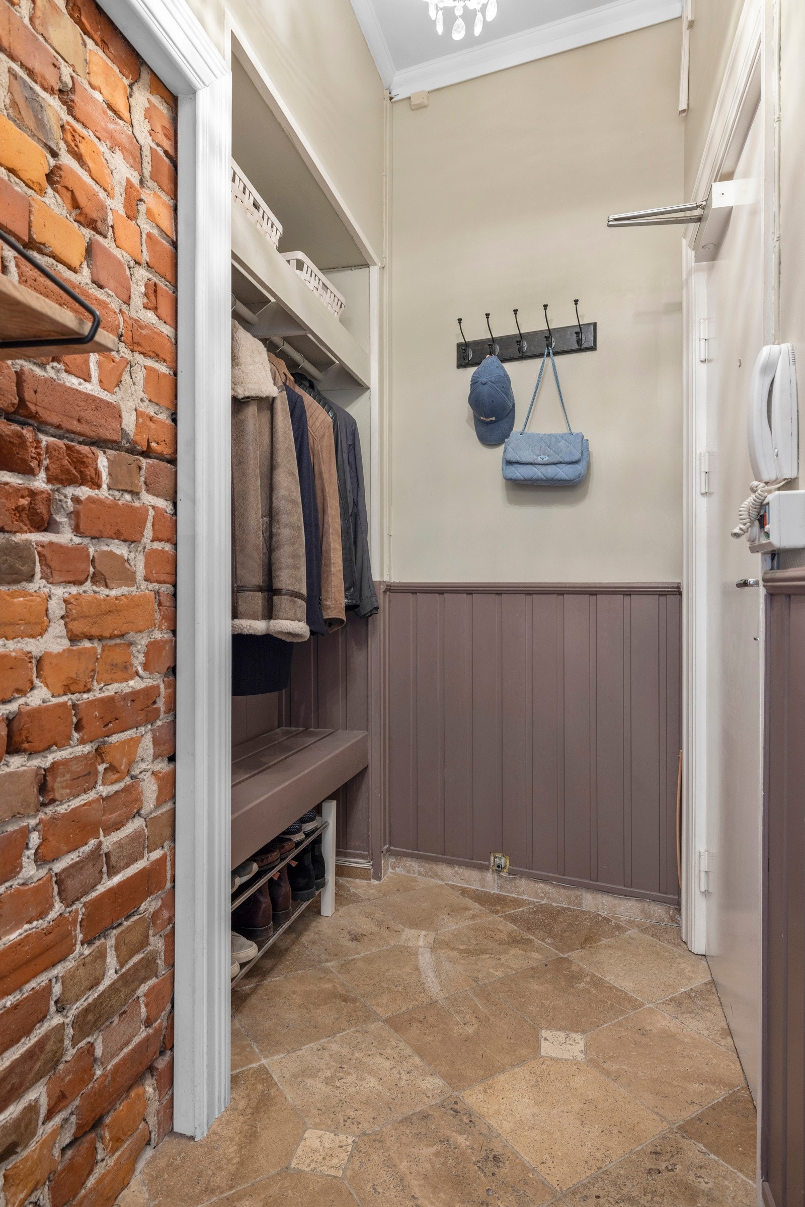 Klær og diverse kan enkelt henges på knagger, og kan oppholdes ytterligere i garderobe nisje. Galleribilde