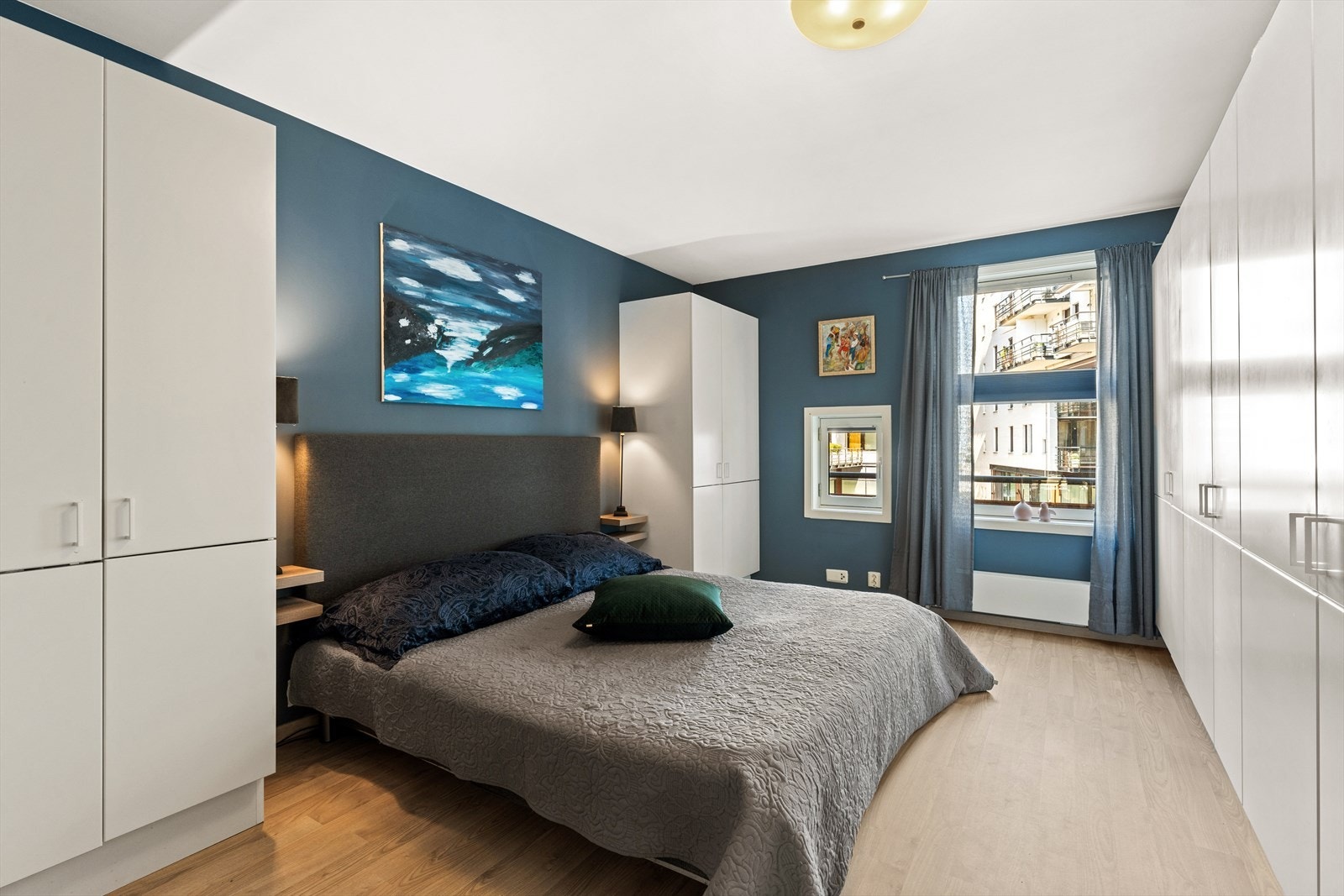 Romslig hovedsoverom med god plass for stor seng og skap. Galleribilde