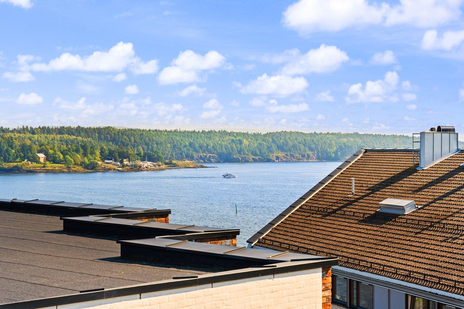 Fra felles takterrasse er det nydelig utsikt og sol hele dagen Galleribilde