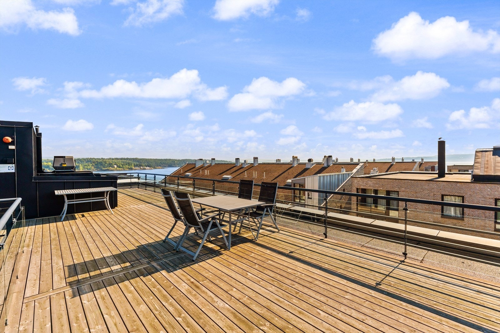 I samme oppgang som leiligheten er det heisadkomst pluss en trapp opp til felles takterrasse med sol hele dagen og fantastisk utsikt Galleribilde