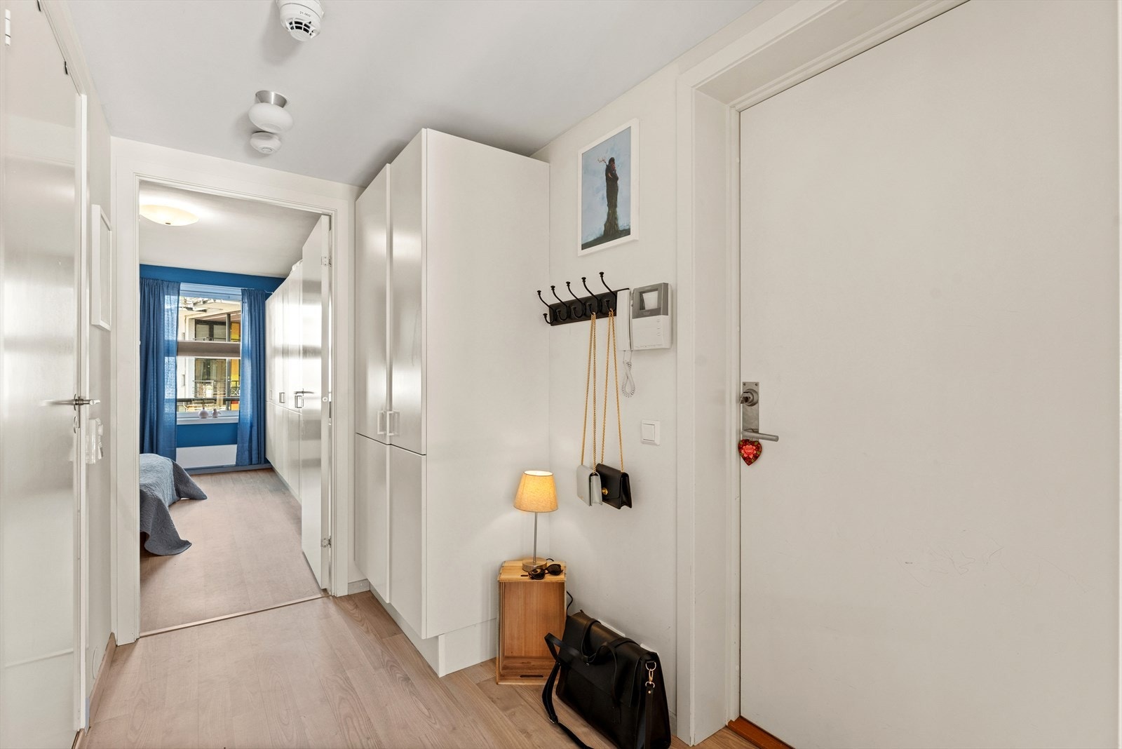 Entré/hall. Heisadkomst til garasjeplan Galleribilde