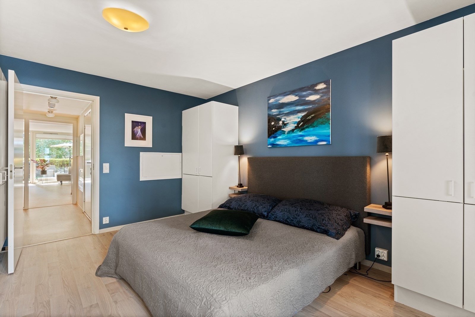 Romslig hovedsoverom med god plass for stor seng og skap. Galleribilde