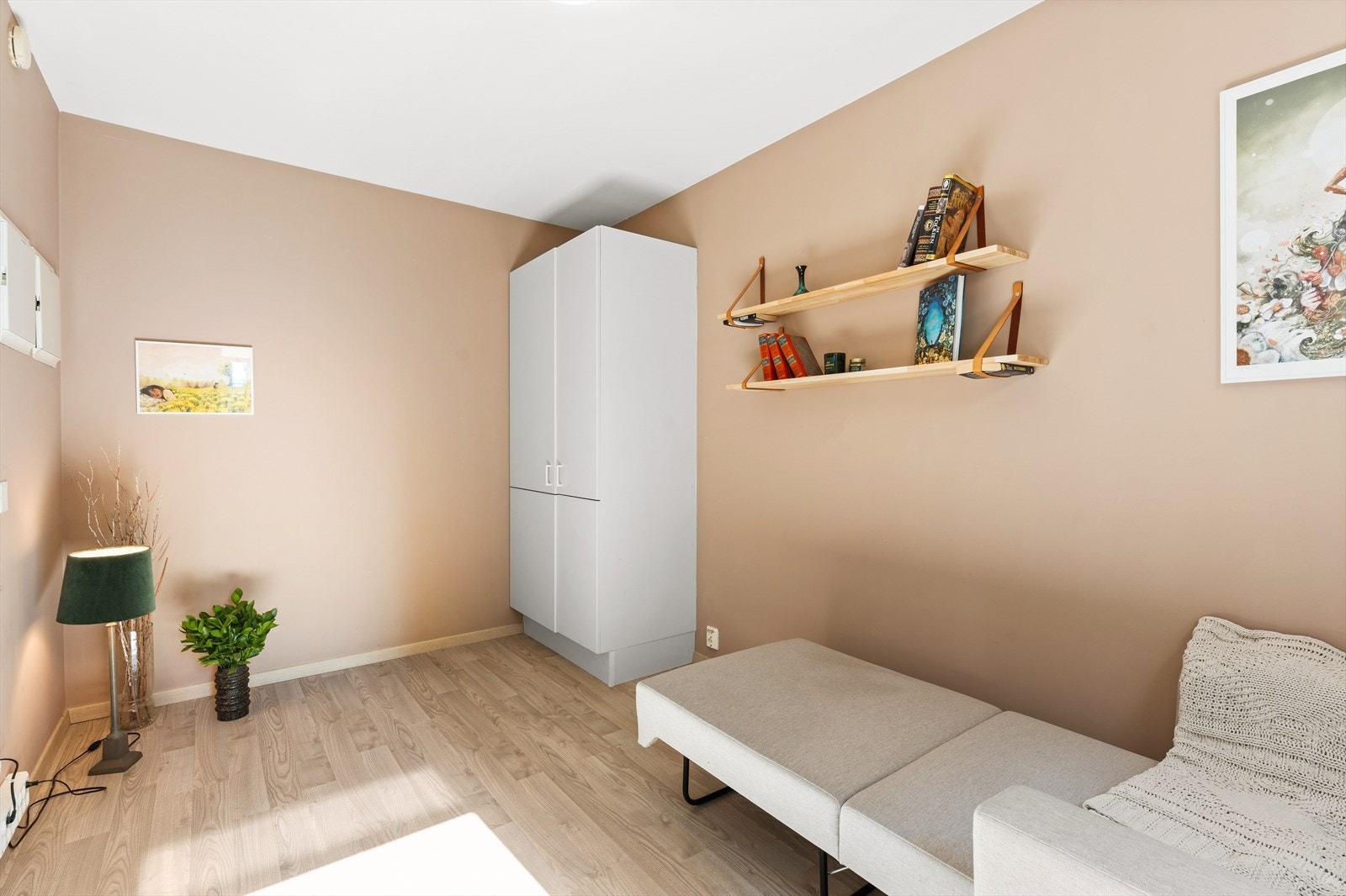 Soverom 2 har god plass for seng og skap Galleribilde