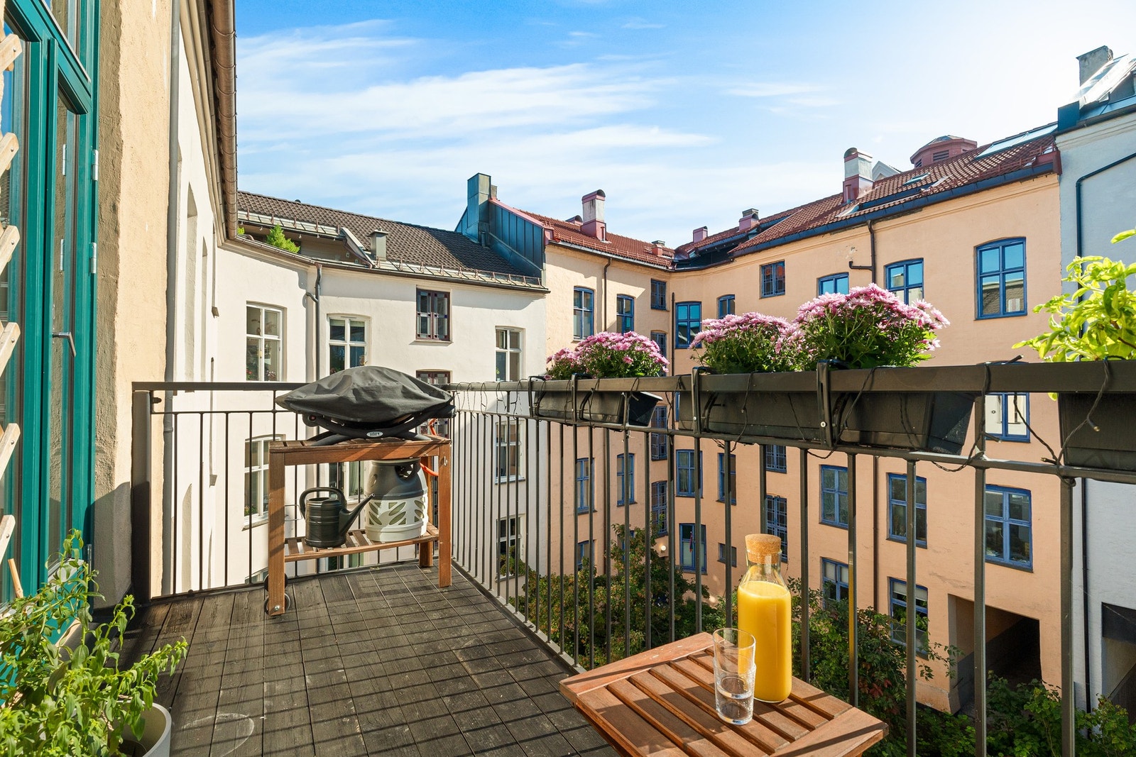 Balkongen ligger tilbaketrukket til, og vender mot den rolige bakgården. Galleribilde
