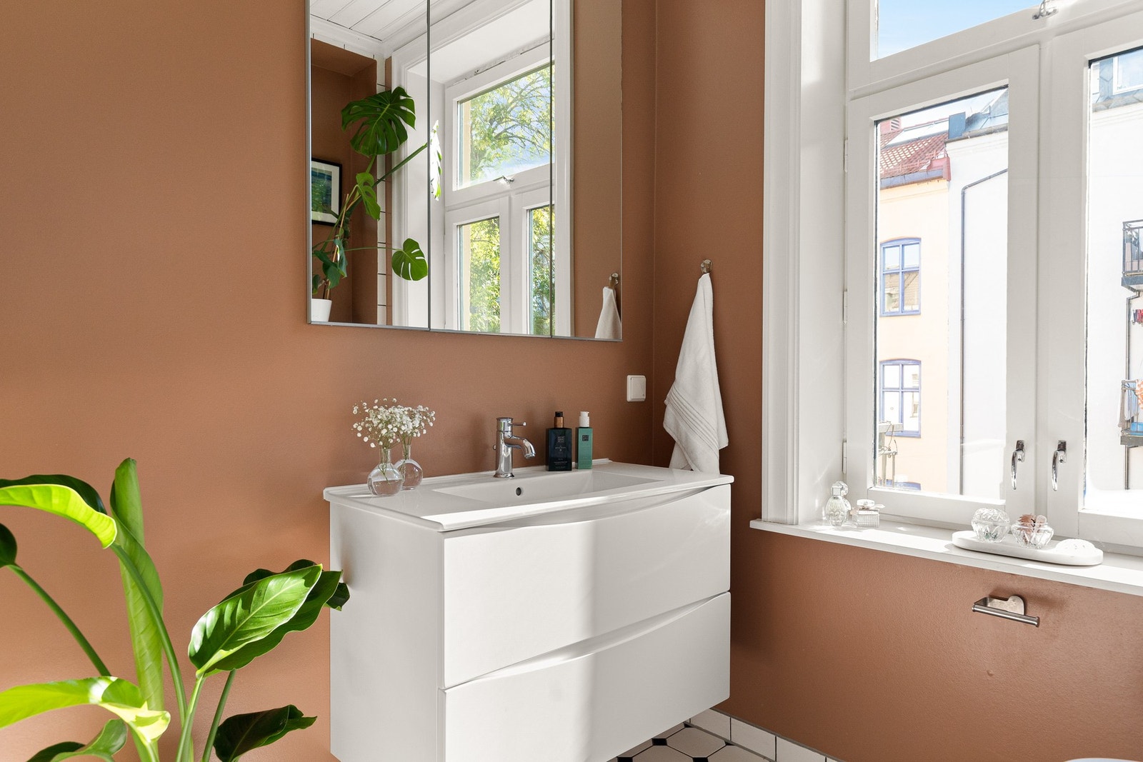 Badet består av servant med underskap (ny i 2020), speilskap med overbelysning, vegghengt toalett og badekar. Galleribilde