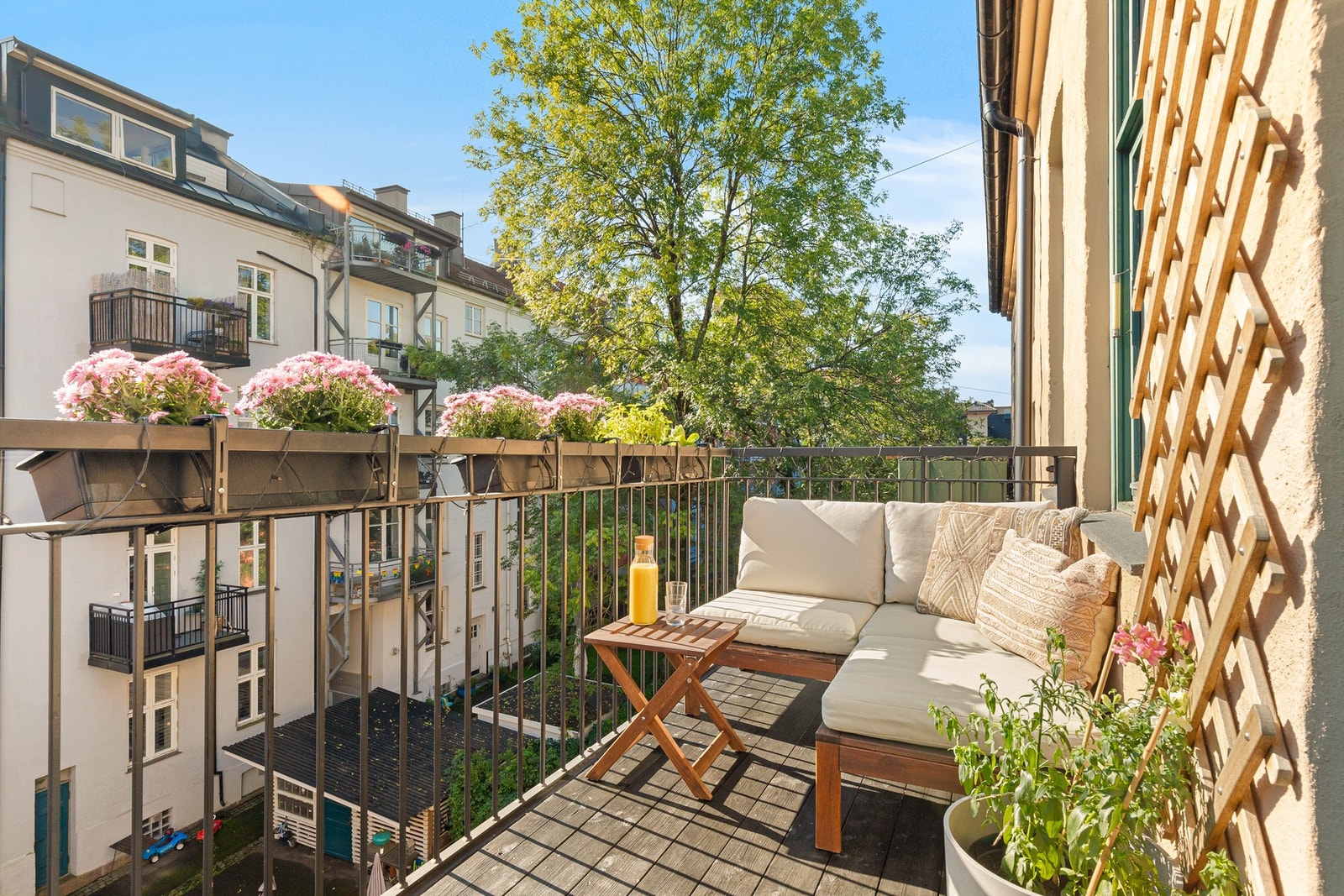 Balkongen er på ca. 5 kvm og har plass til sittegruppe og beplantning. Galleribilde