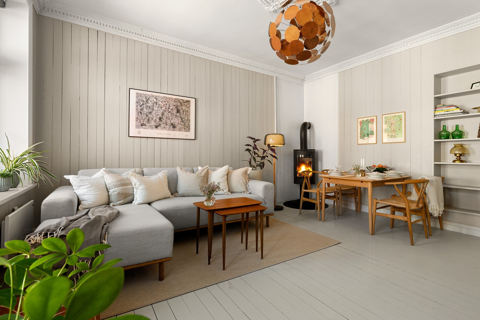 Det er plass til en hyggelig sofagruppe, TV med tilhørende møblement, spisebord og ulike oppbevaringsløsninger. Galleribilde