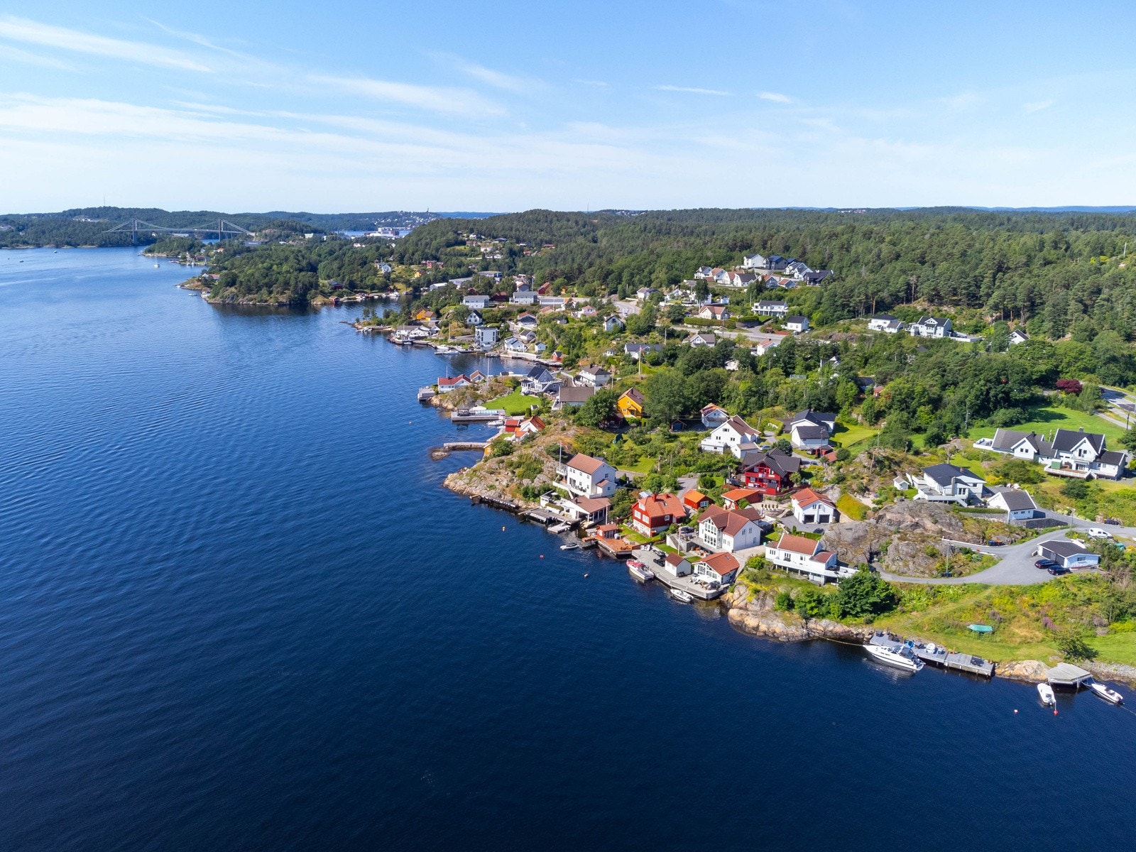 Jobber du i byen eller på Tromøya er det kort båttur om du tar sjøveien. Her er det rett ut i det vakreste av hva Sørlandet har å by på, skjærgården! Galleribilde