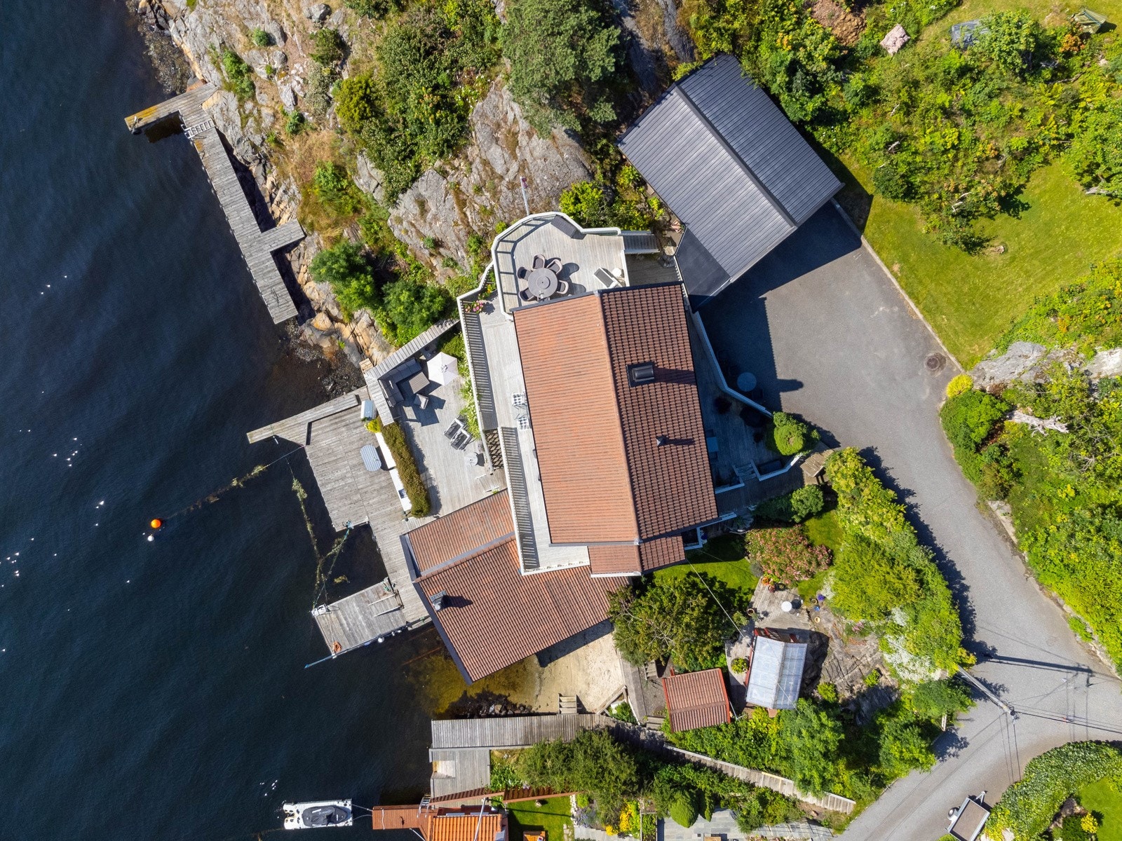 Oversiktsbilde av eiendommen. Bryggen øverst til venstre tilhører naboeiendom. Galleribilde
