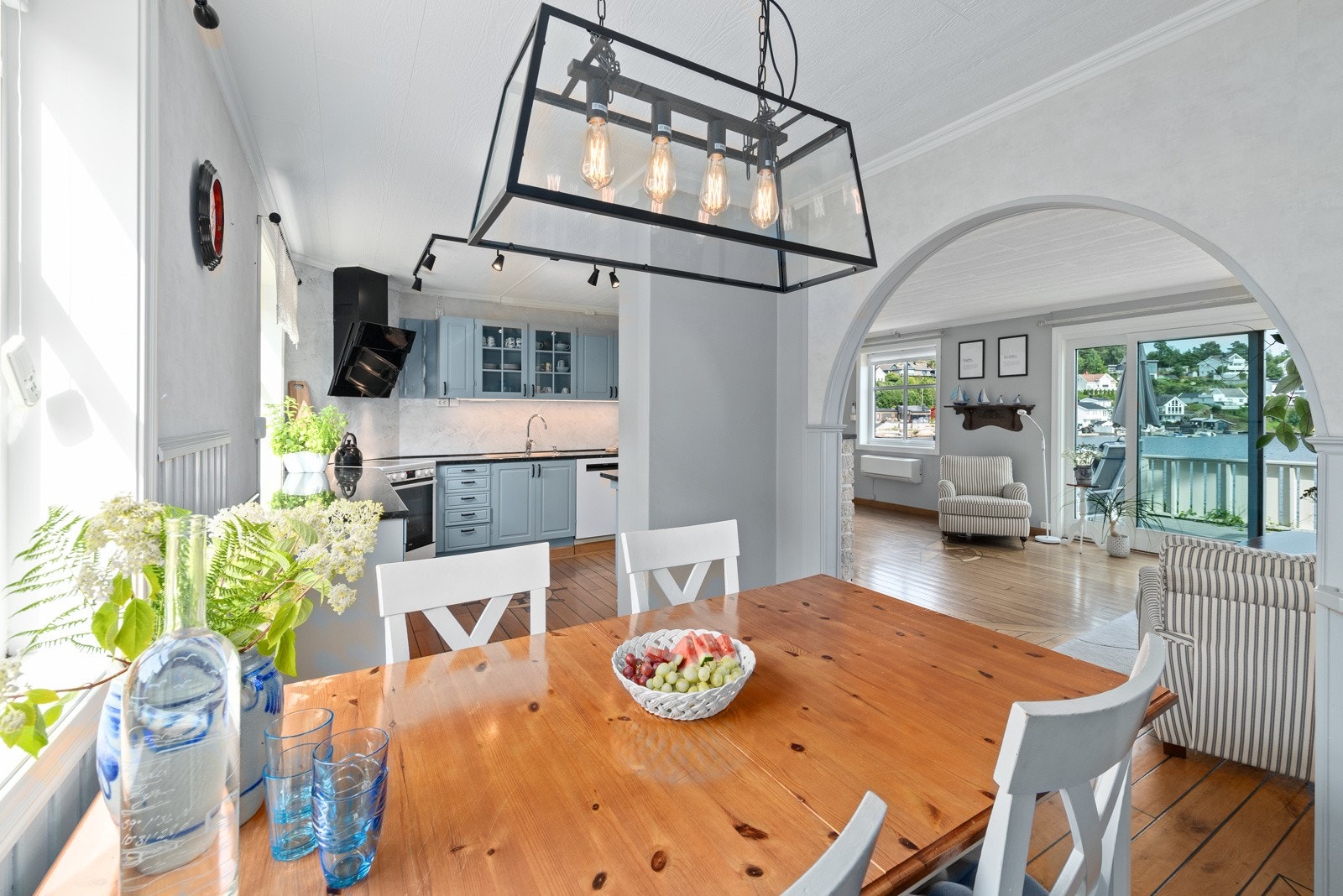 Frokostbordet er et av boligens mest brukte plasser. Her er det fint å samles til et godt måltid i fine omgivelser. Galleribilde